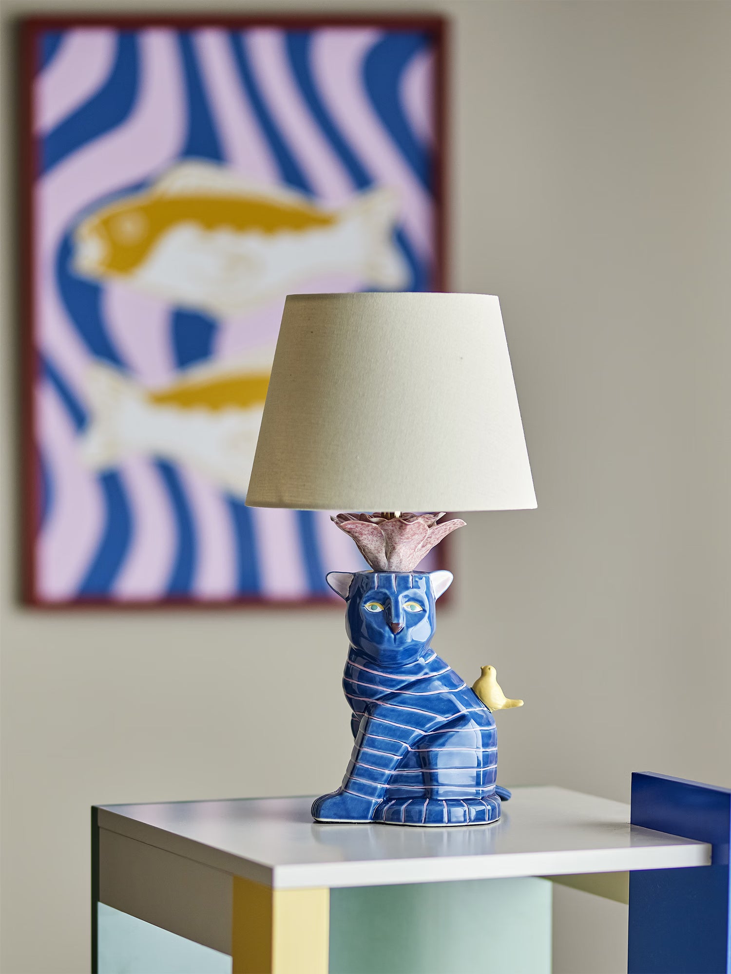 Eri Lampada da tavolo in gres blu con paralume in lino - design felino figurativo dipinto a mano