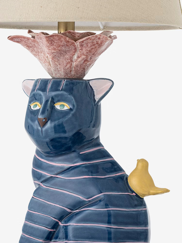 Eri Lampada da tavolo in gres blu con paralume in lino - design felino figurativo dipinto a mano