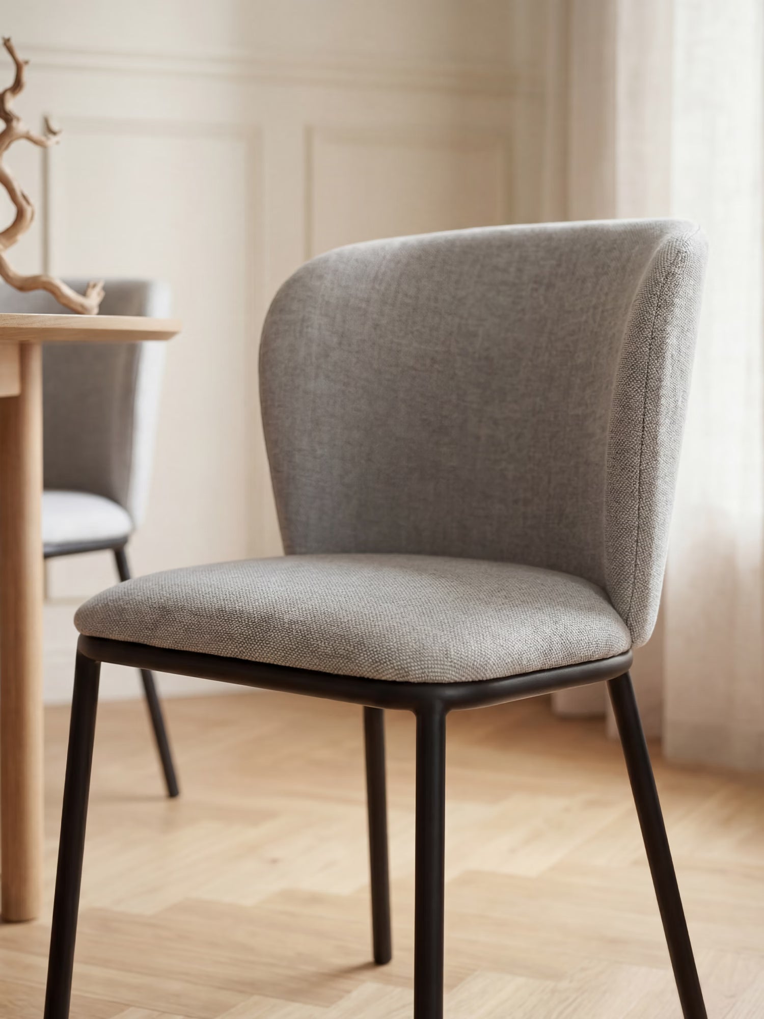 Evissa Chaise rembourrée en tissu avec pieds en métal peint