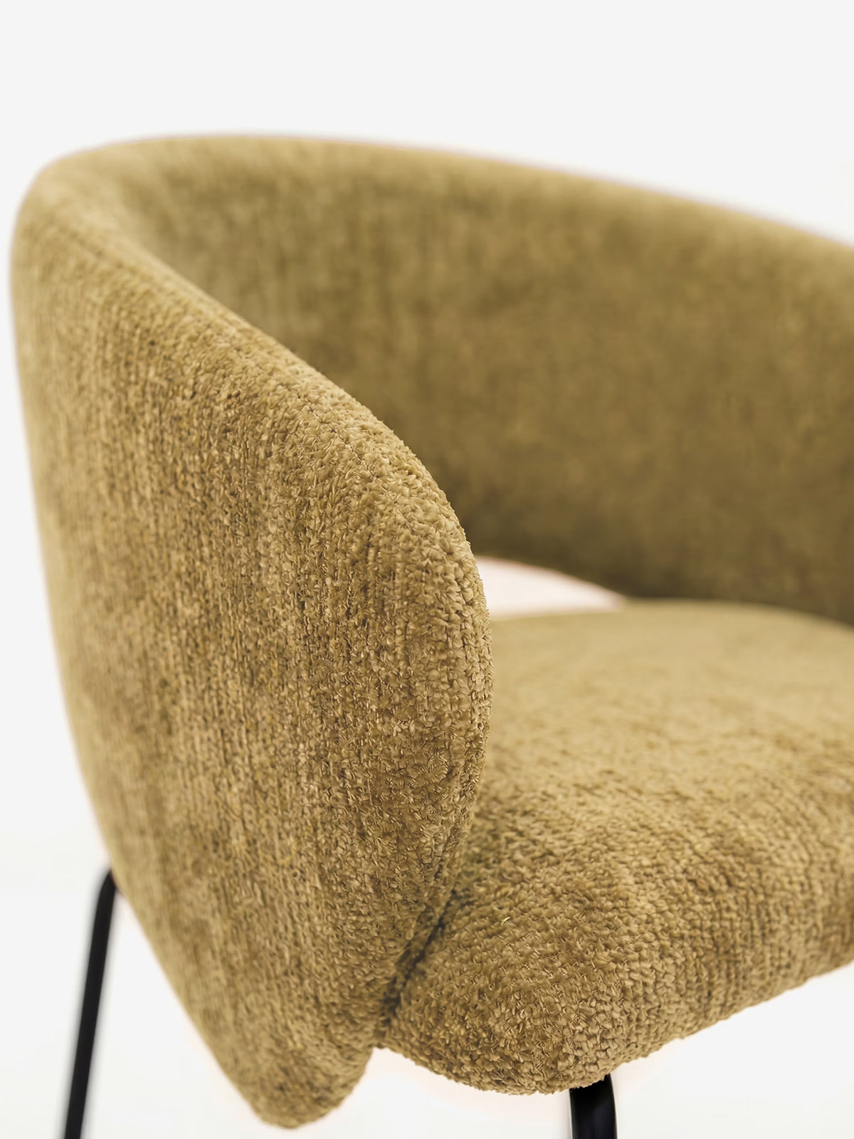 Fosca Sedia imbottita di design in morbido tessuto con braccioli e gambe in metallo nero