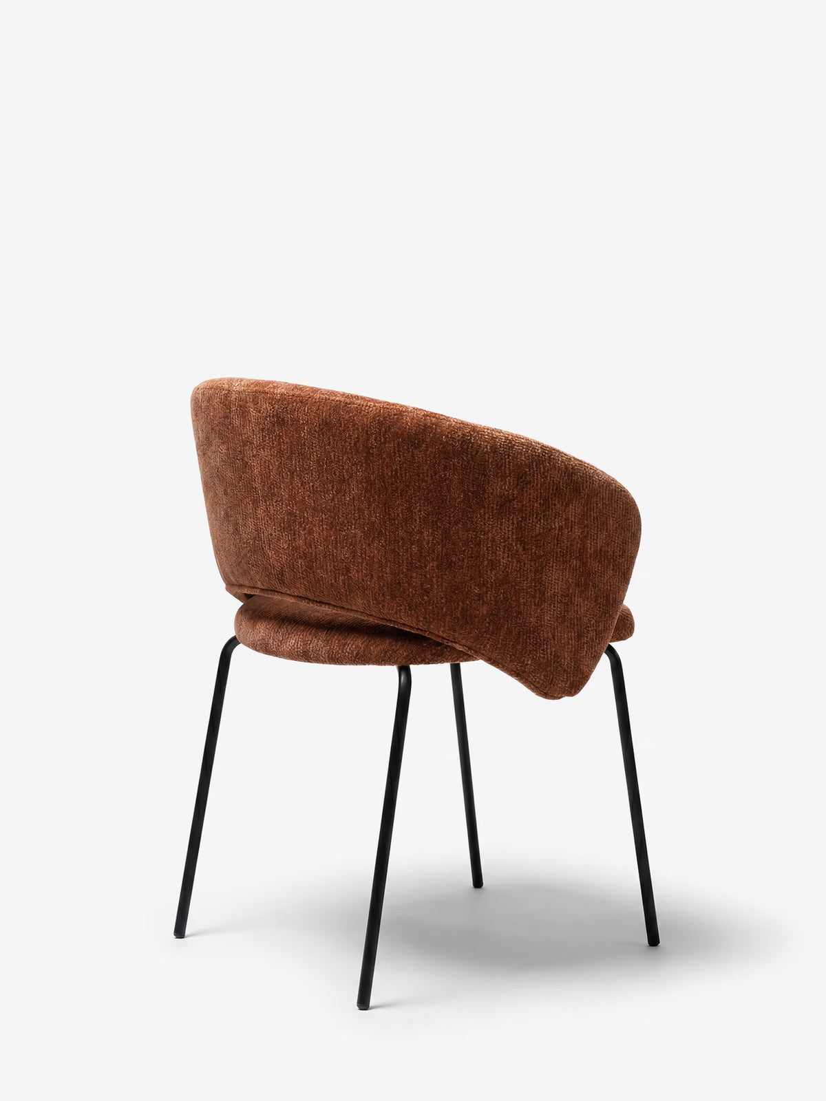Fosca Sedia imbottita di design in morbido tessuto con braccioli e gambe in metallo nero