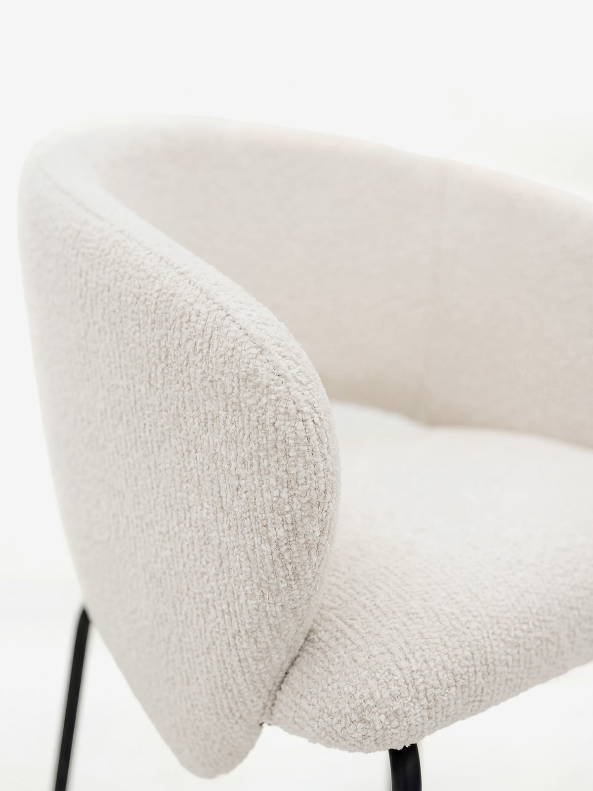 Fosca Sedia imbottita di design in morbido tessuto con braccioli e gambe in metallo nero