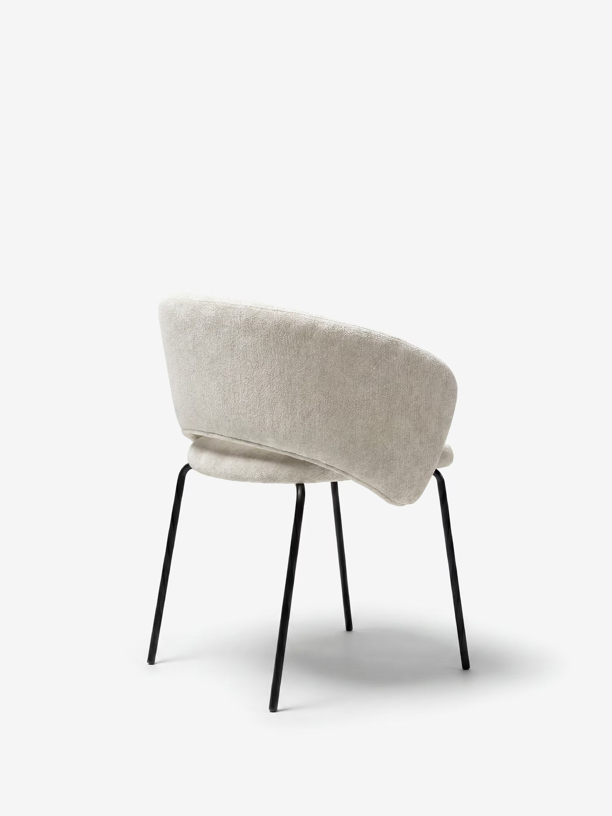Fosca Sedia imbottita di design in morbido tessuto con braccioli e gambe in metallo nero