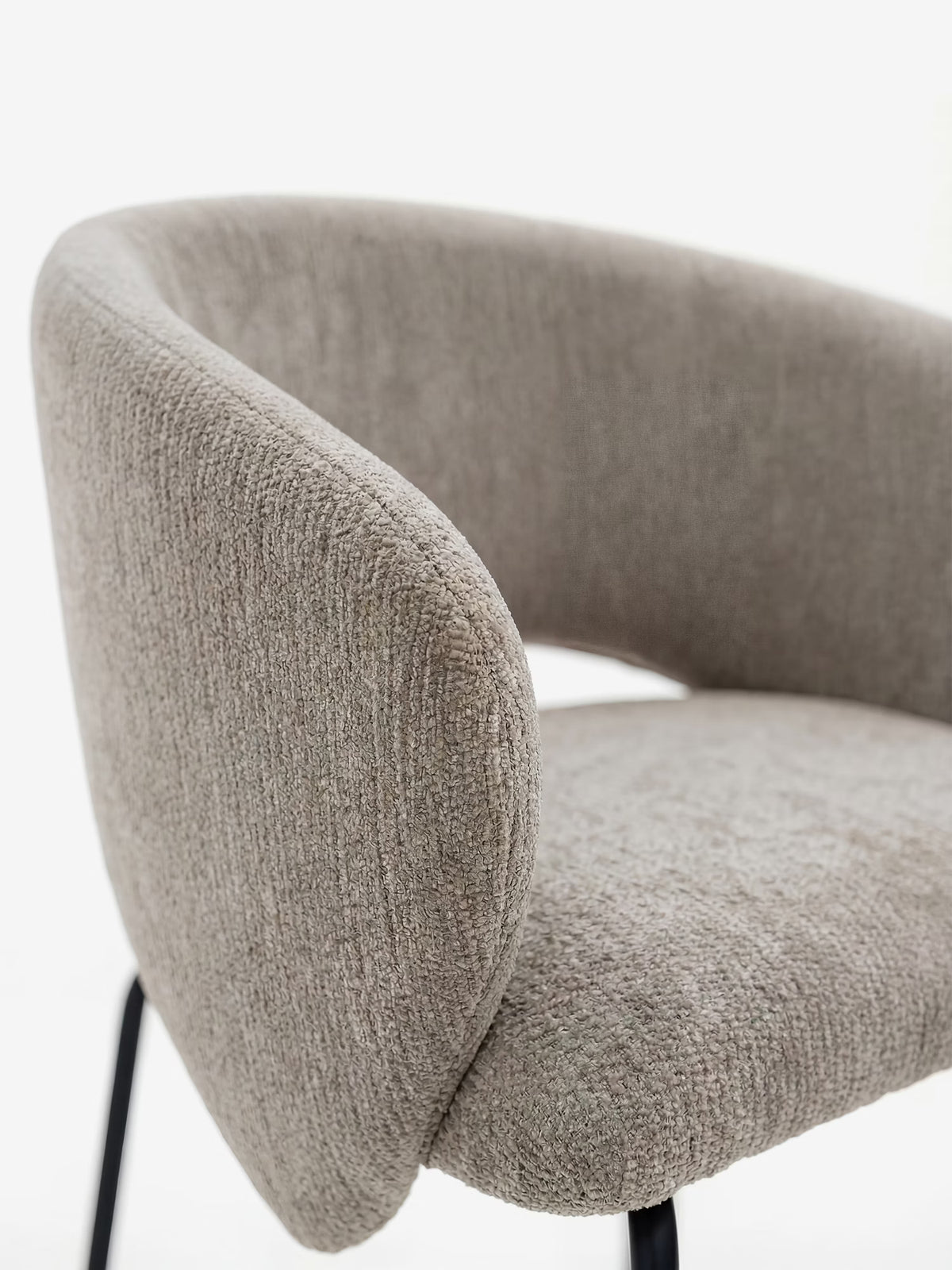 Fosca Sedia imbottita di design in morbido tessuto con braccioli e gambe in metallo nero