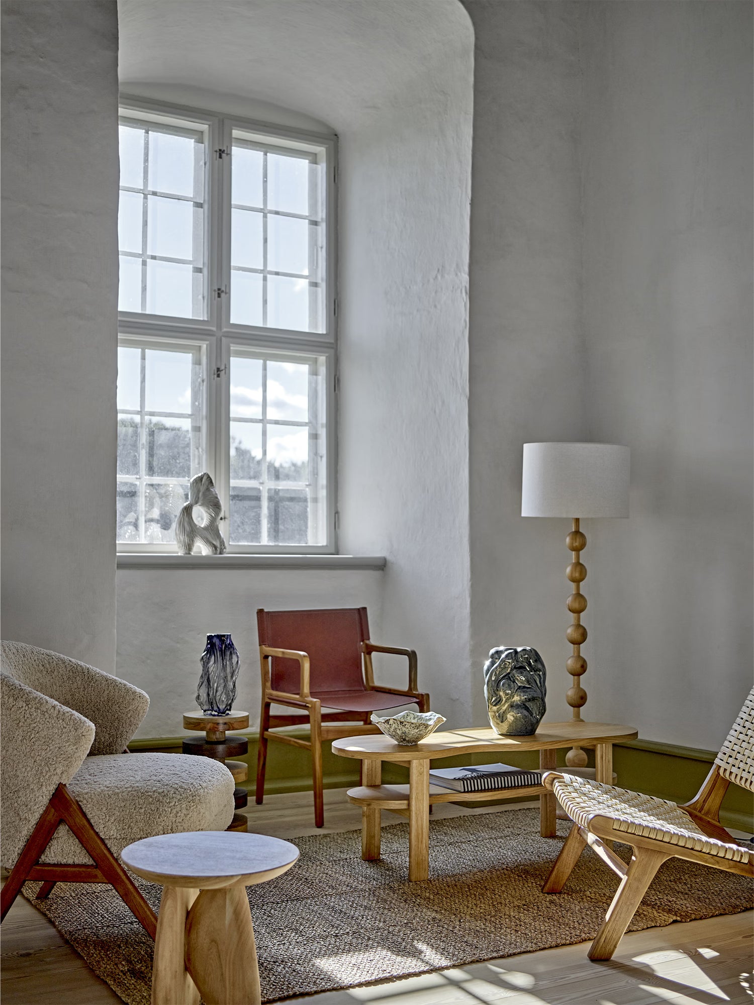 Lampadaire Giacoma en bois rubberwood – Design nordique