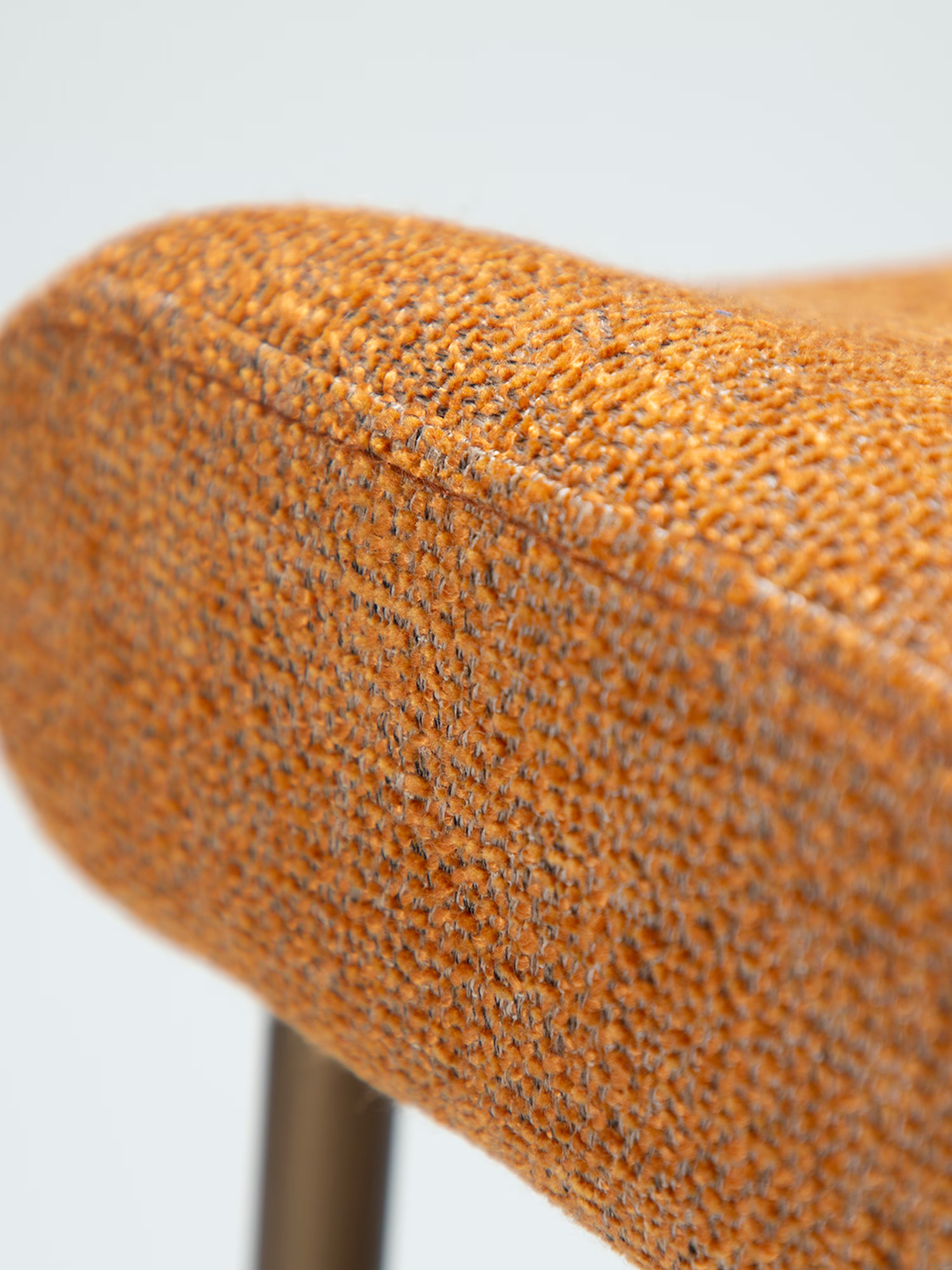 GLAM Chaise en tissu bouclé avec pieds en métal au caractère élégant