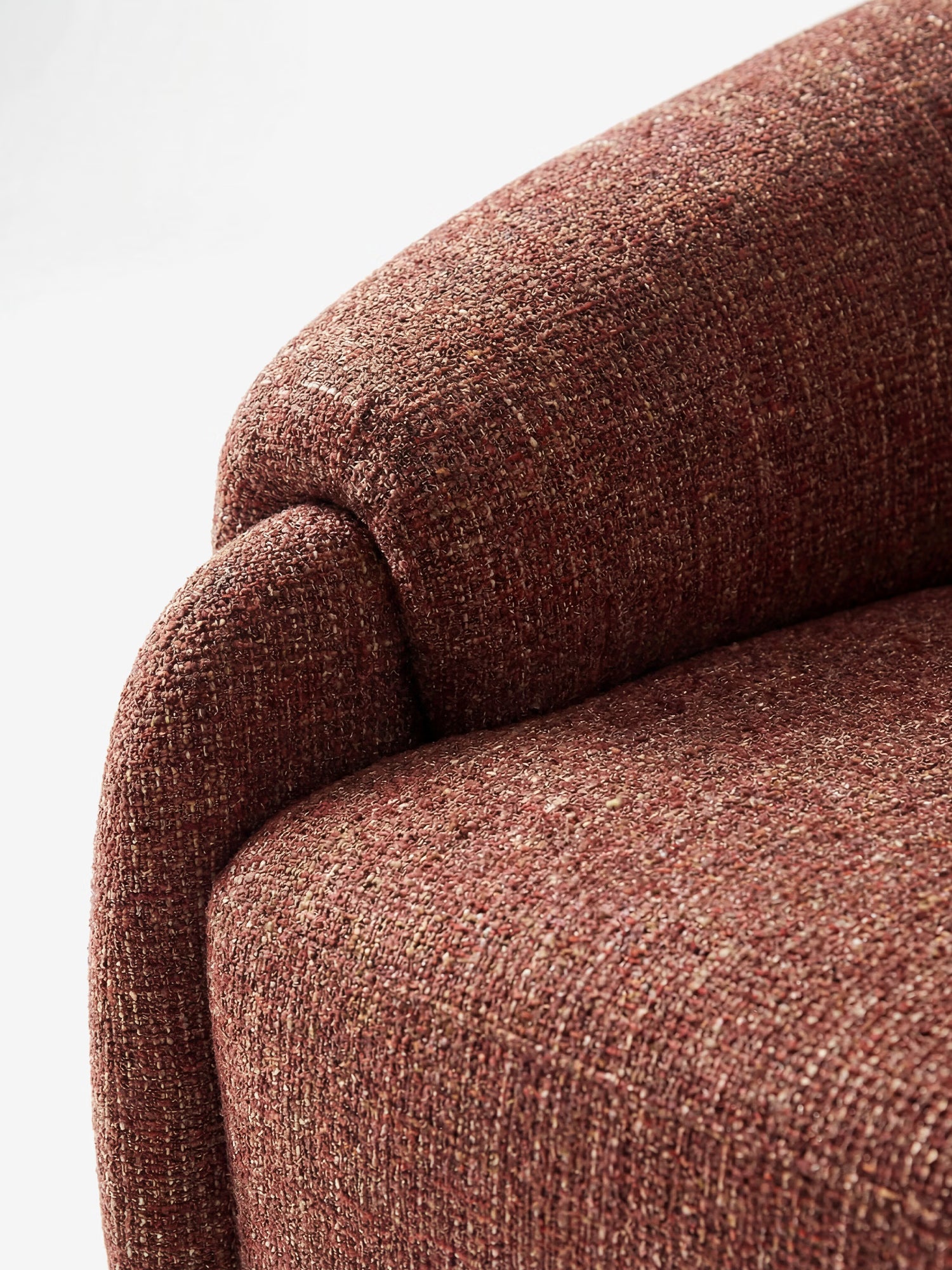 Hamilton Poltrona lounge imbottita FSC® 100% in tessuto Bouclé bourdeaux mix