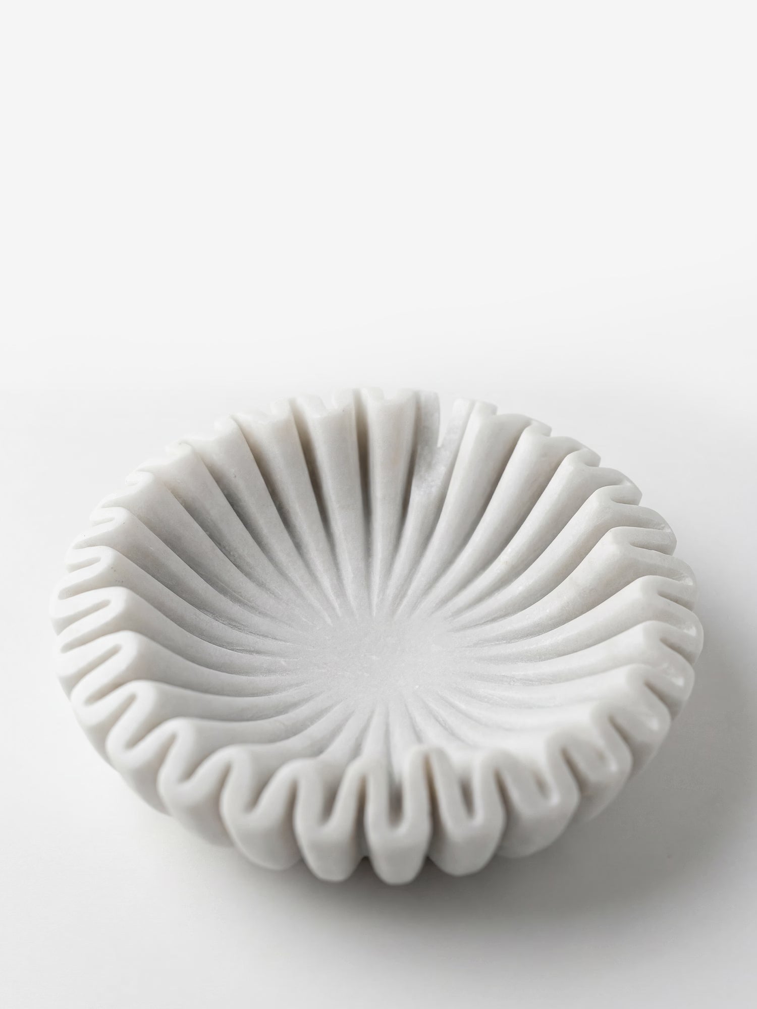Harmonia skulpturale Schale aus weißem Marmor mit geschnitztem Design Ø17,5 cm
