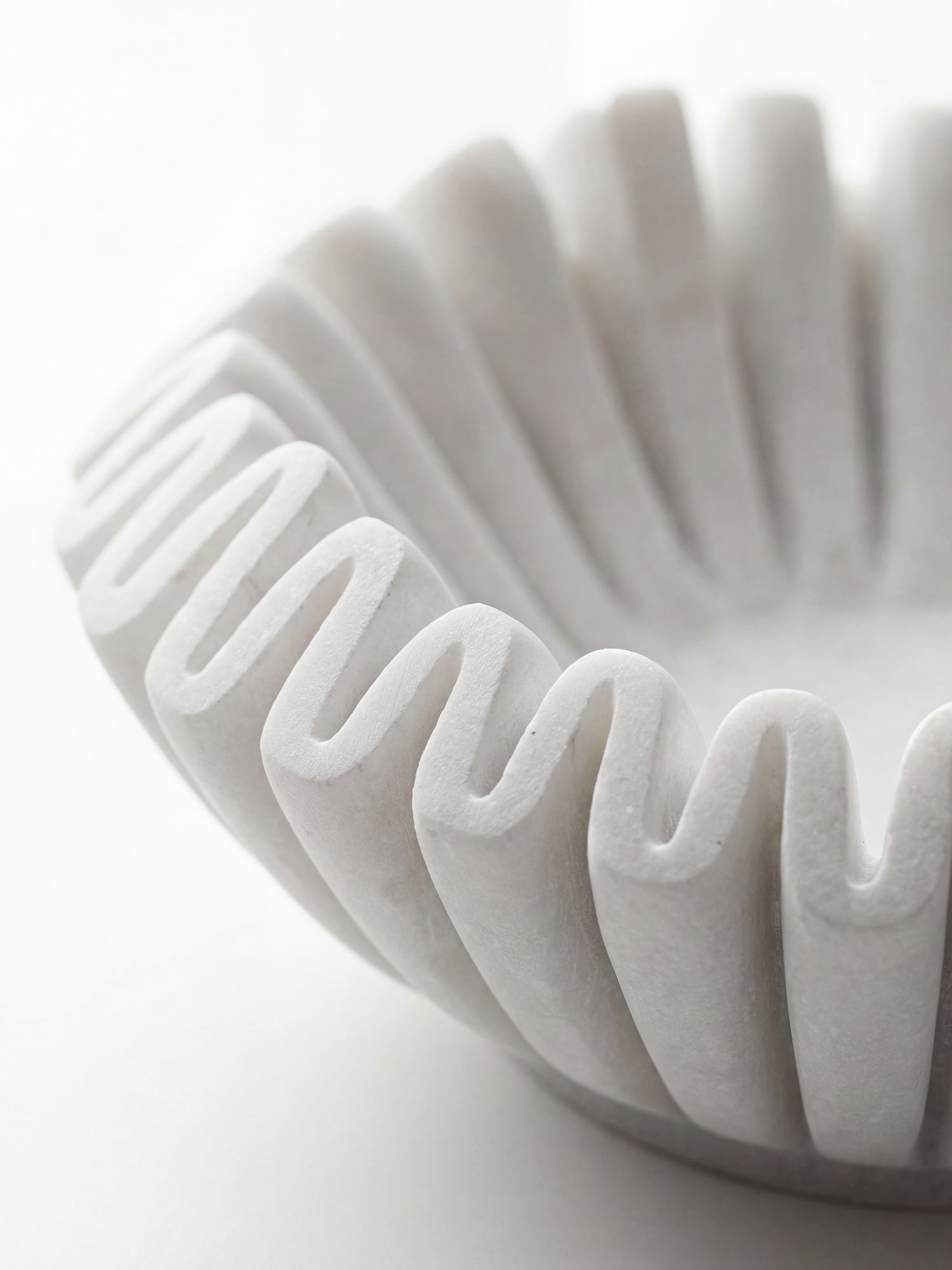 Harmonia skulpturale Schale aus weißem Marmor mit geschnitztem Design Ø17,5 cm