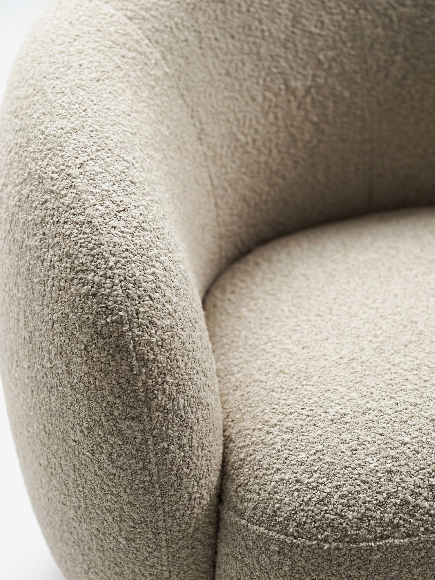 Hawkes Poltrona lounge girevole in tessuto sand - FSC® 100% design compatto e minimale