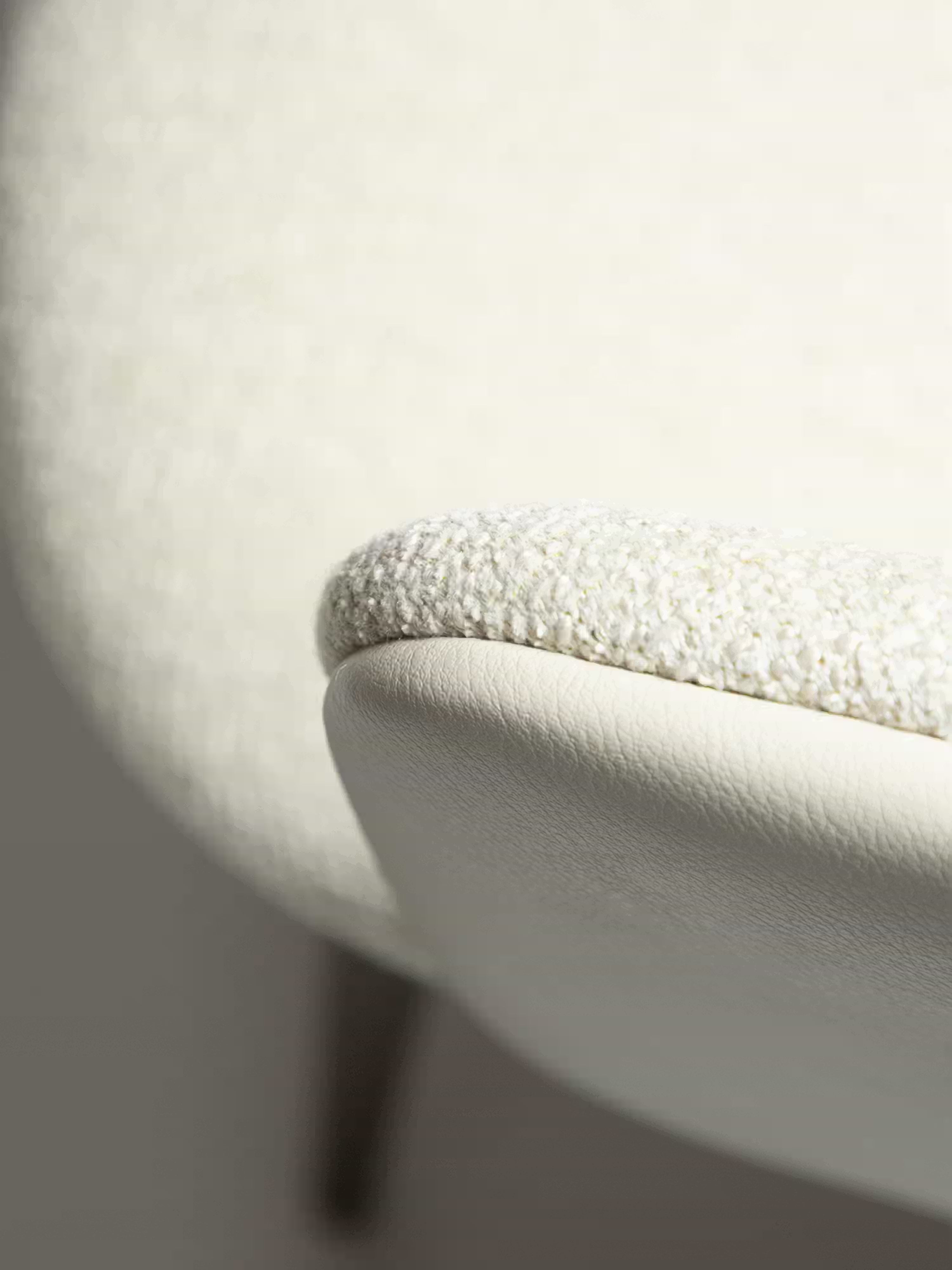 HEY Chaise avec accoudoirs en tissu bouclé et cuir synthétique avec pieds en métal