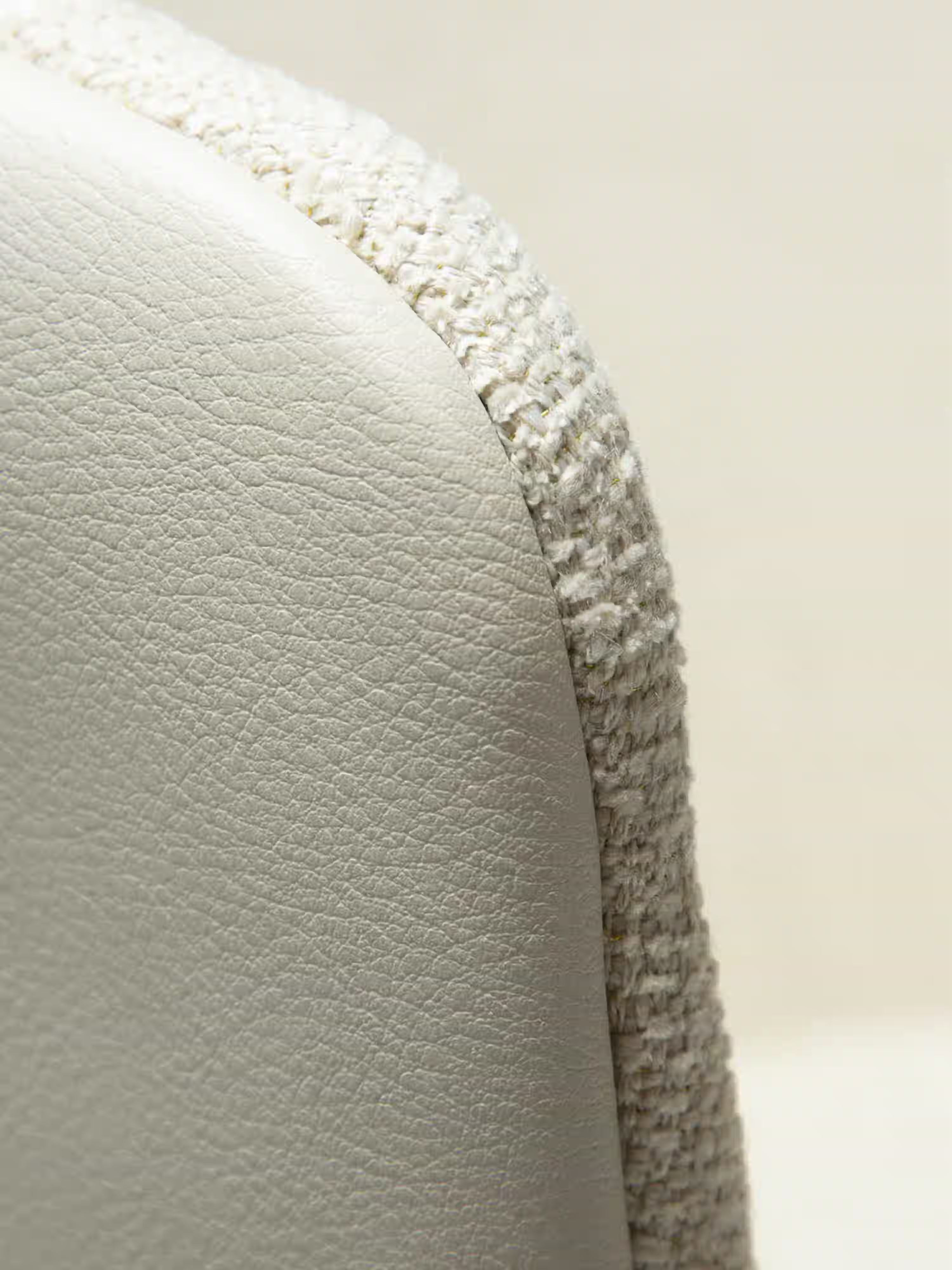 HEY Chaise avec accoudoirs en tissu bouclé et cuir synthétique avec pieds en métal