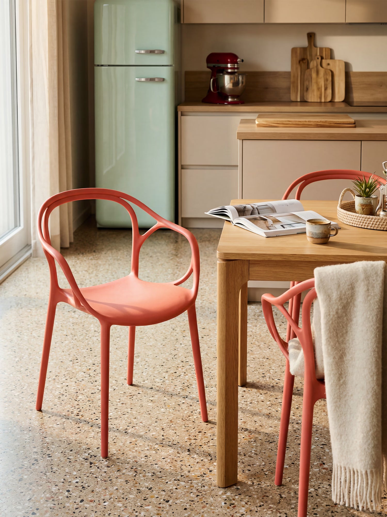 HUG Silla de polipropileno para interior y exterior con diseño escultórico