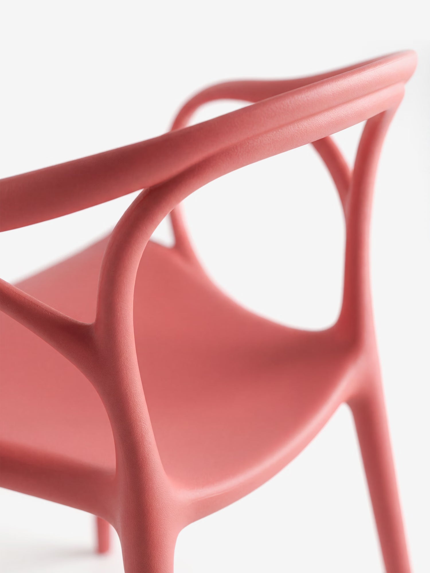 HUG Silla de polipropileno para interior y exterior con diseño escultórico