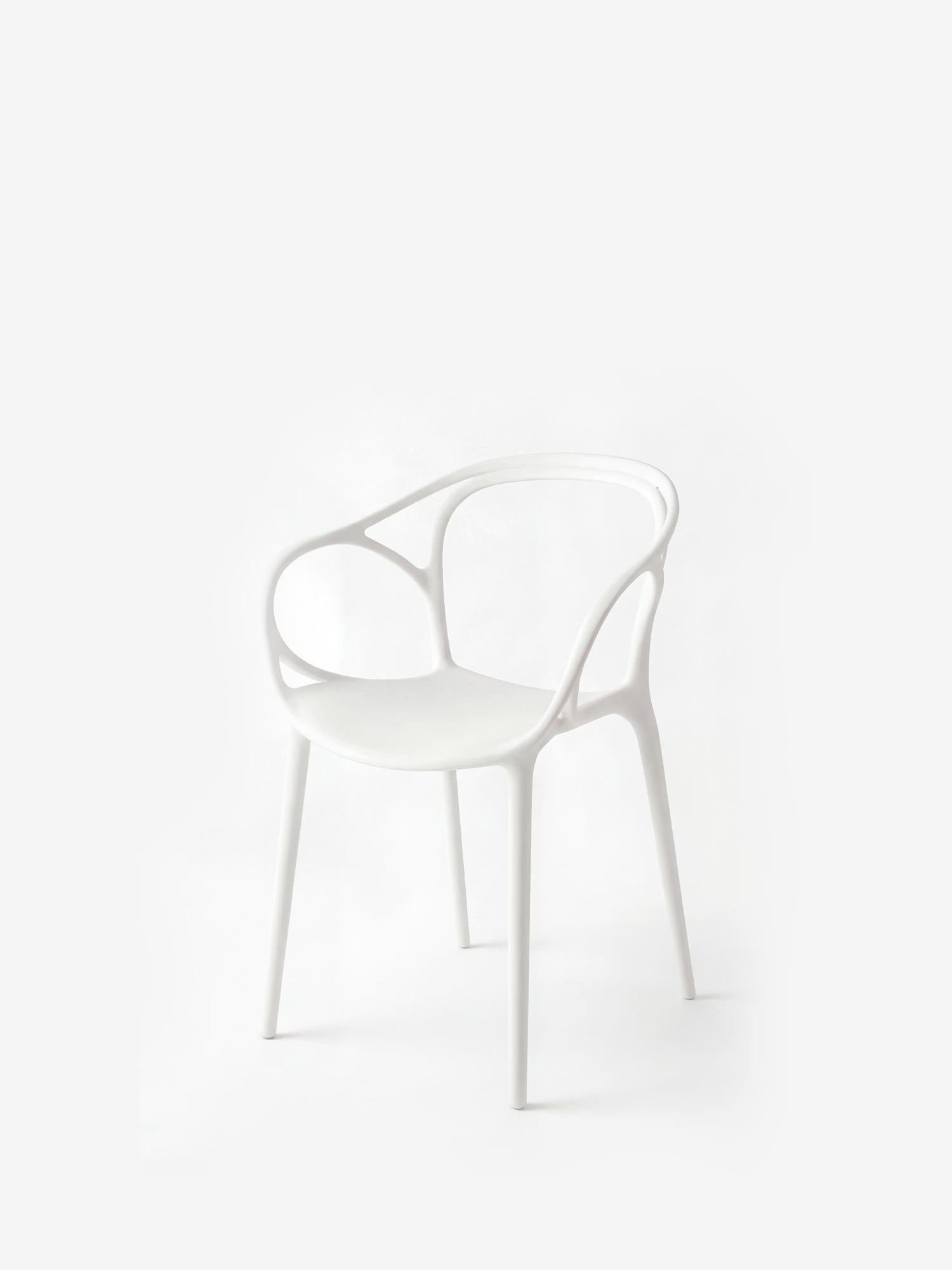 HUG Silla de polipropileno para interior y exterior con diseño escultórico