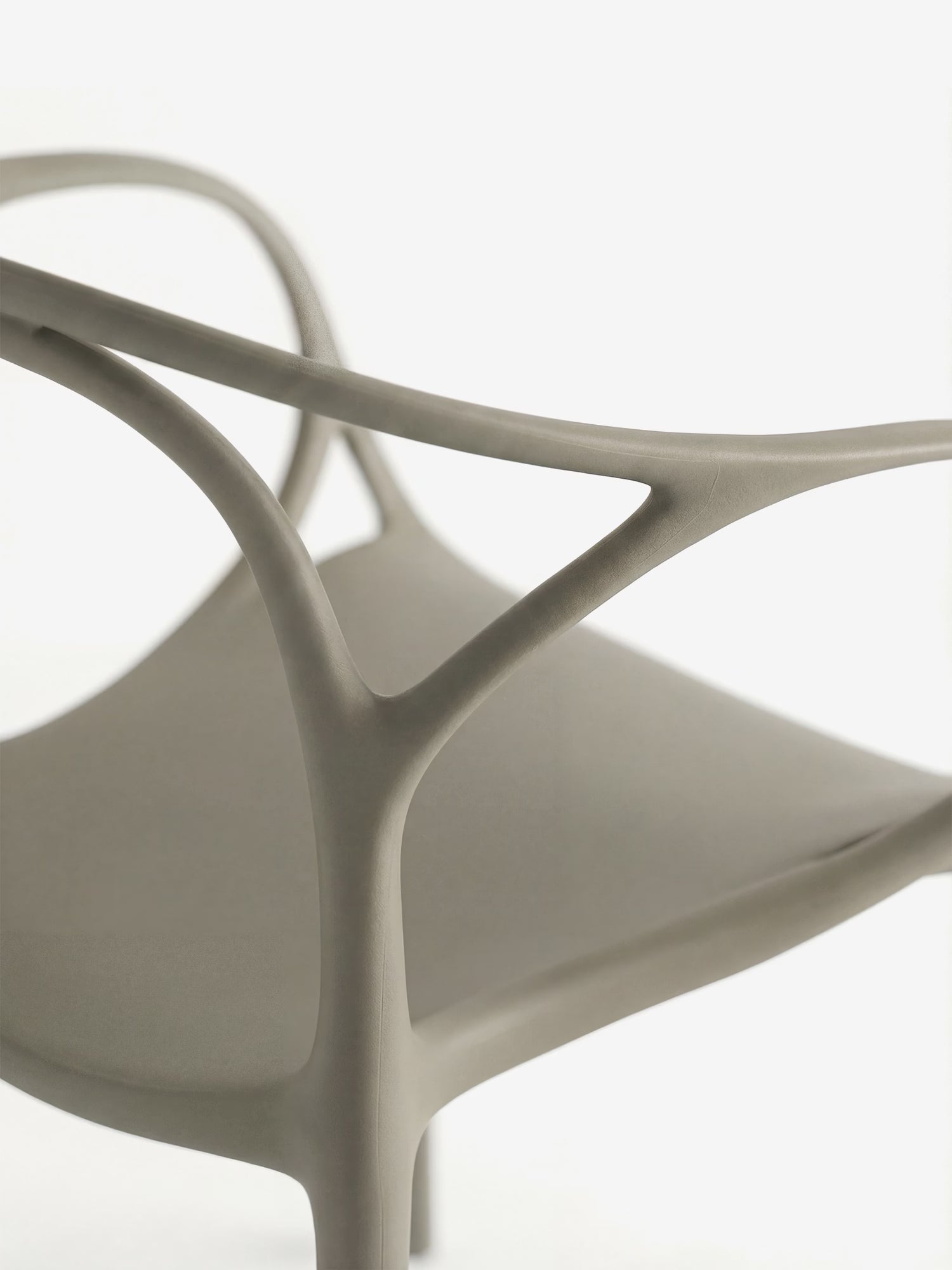 HUG Silla de polipropileno para interior y exterior con diseño escultórico