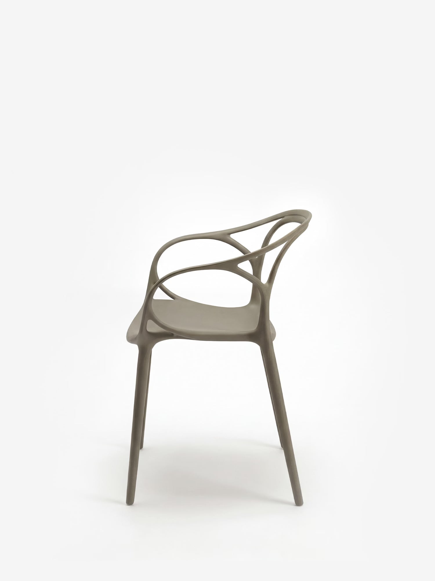HUG Silla de polipropileno para interior y exterior con diseño escultórico