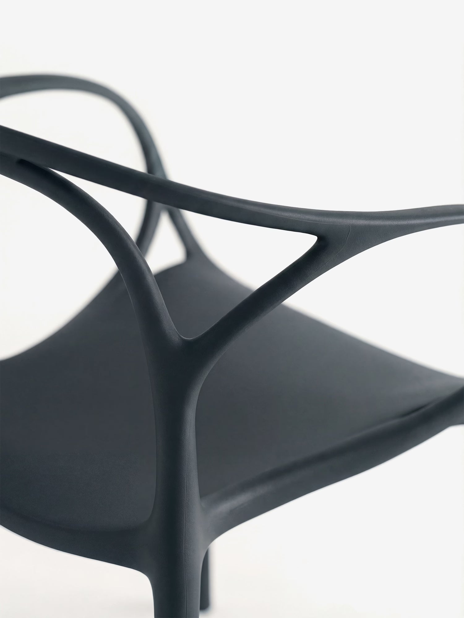 HUG Silla de polipropileno para interior y exterior con diseño escultórico