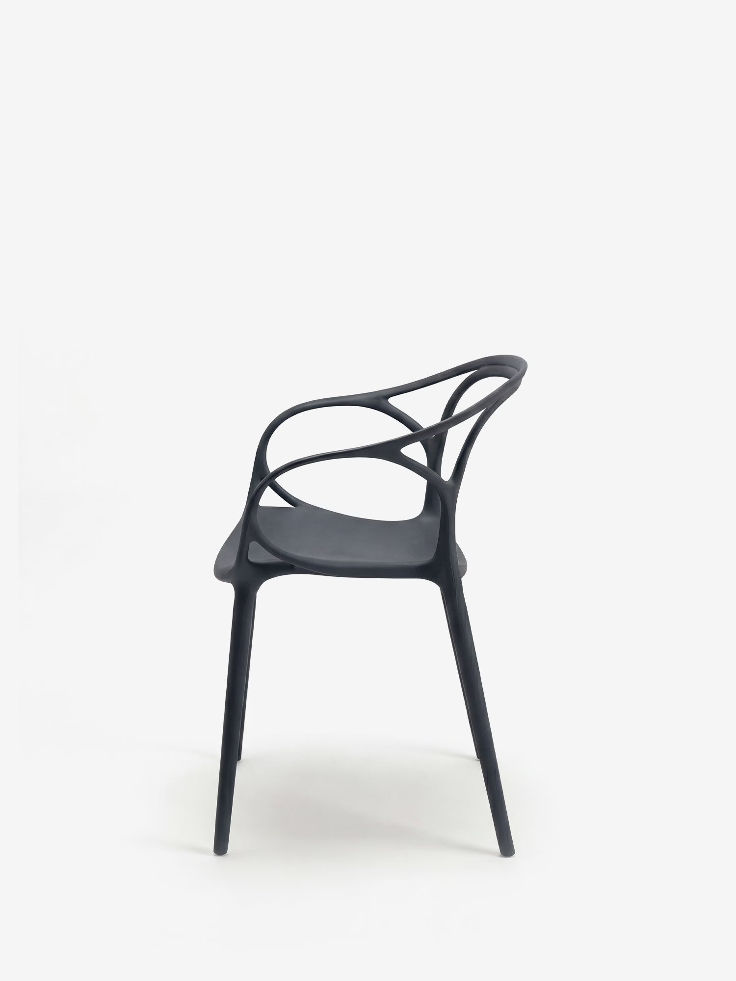HUG Silla de polipropileno para interior y exterior con diseño escultórico
