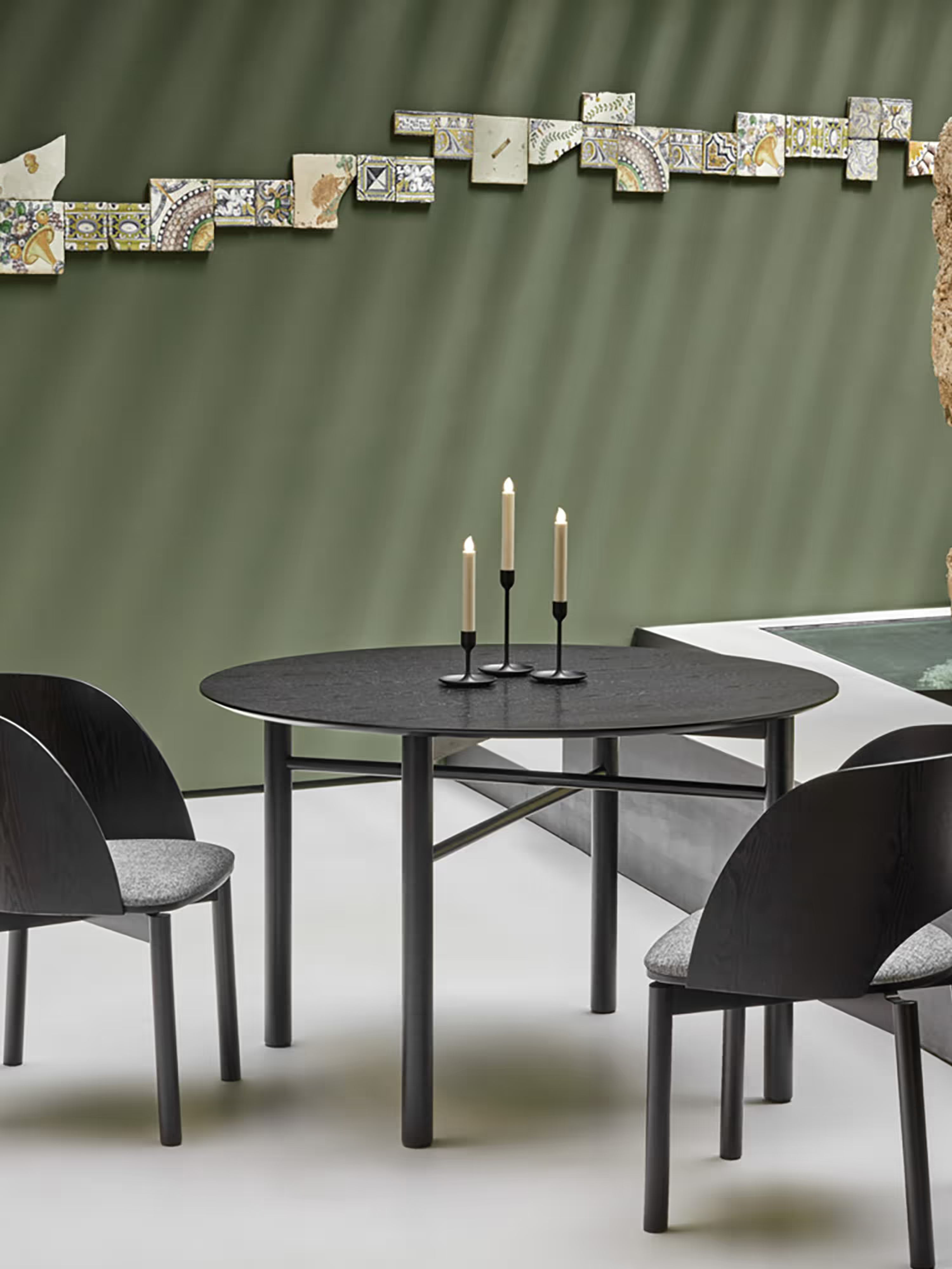 Junco Round dining table - in natural or black ash Ø120 cm