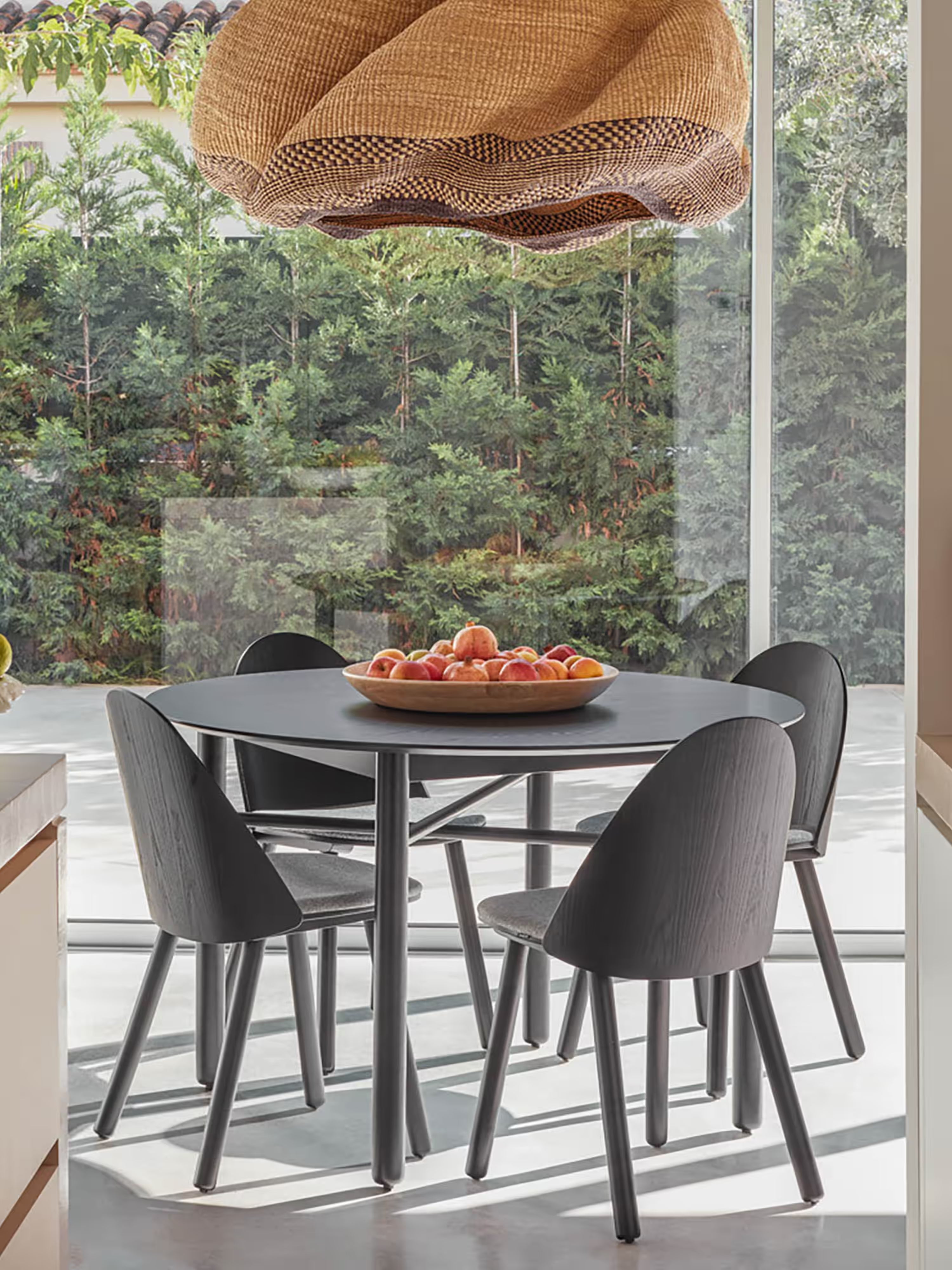 Junco Round dining table - in natural or black ash Ø120 cm