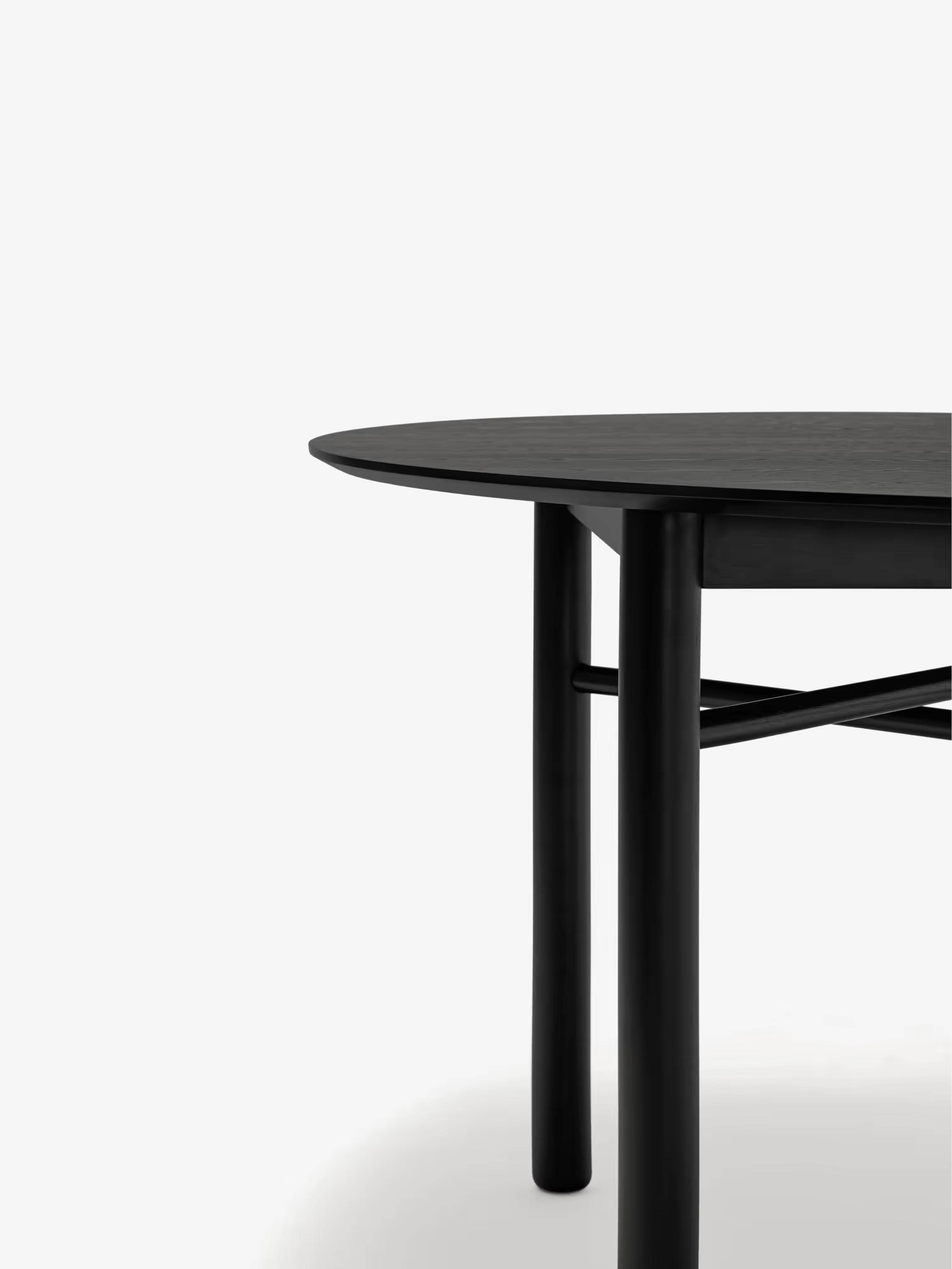Junco Round dining table - in natural or black ash Ø120 cm