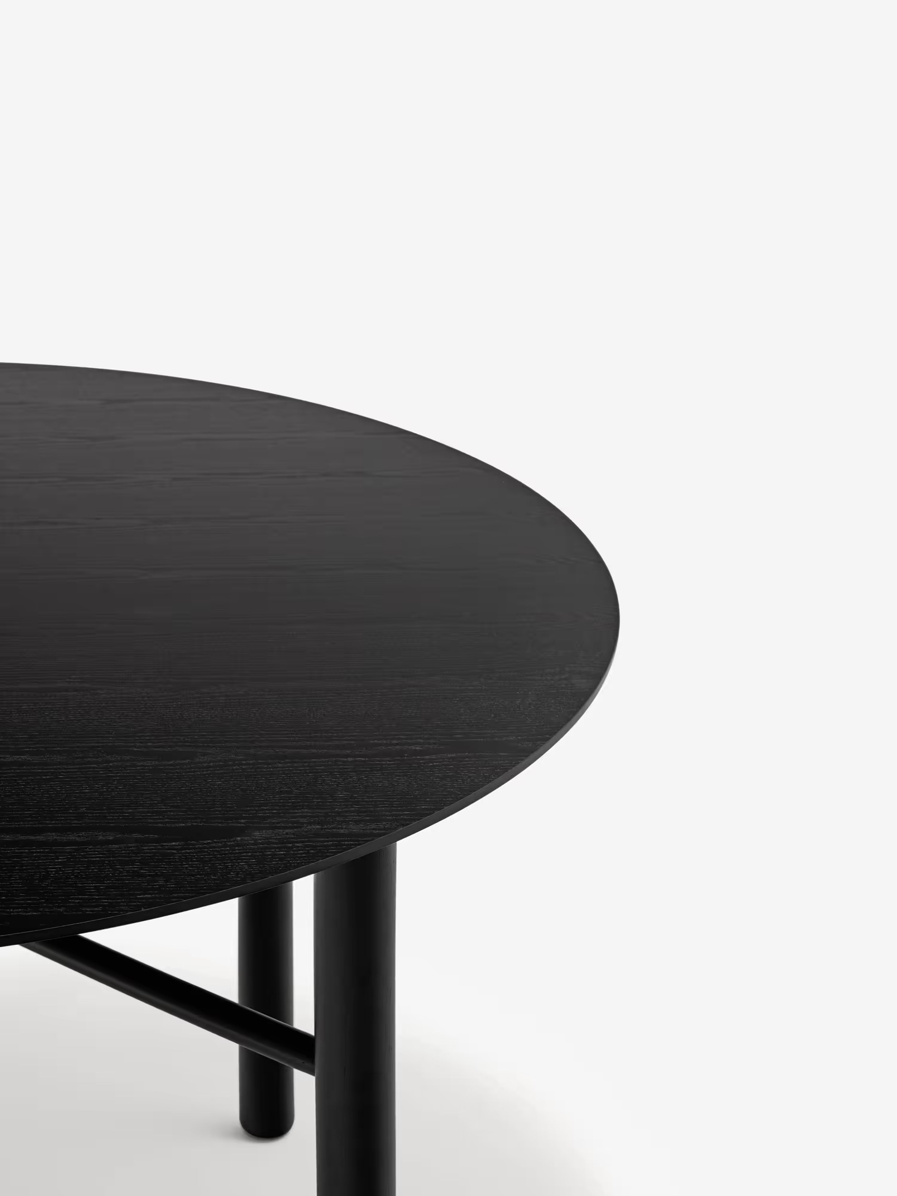 Junco Round dining table - in natural or black ash Ø120 cm