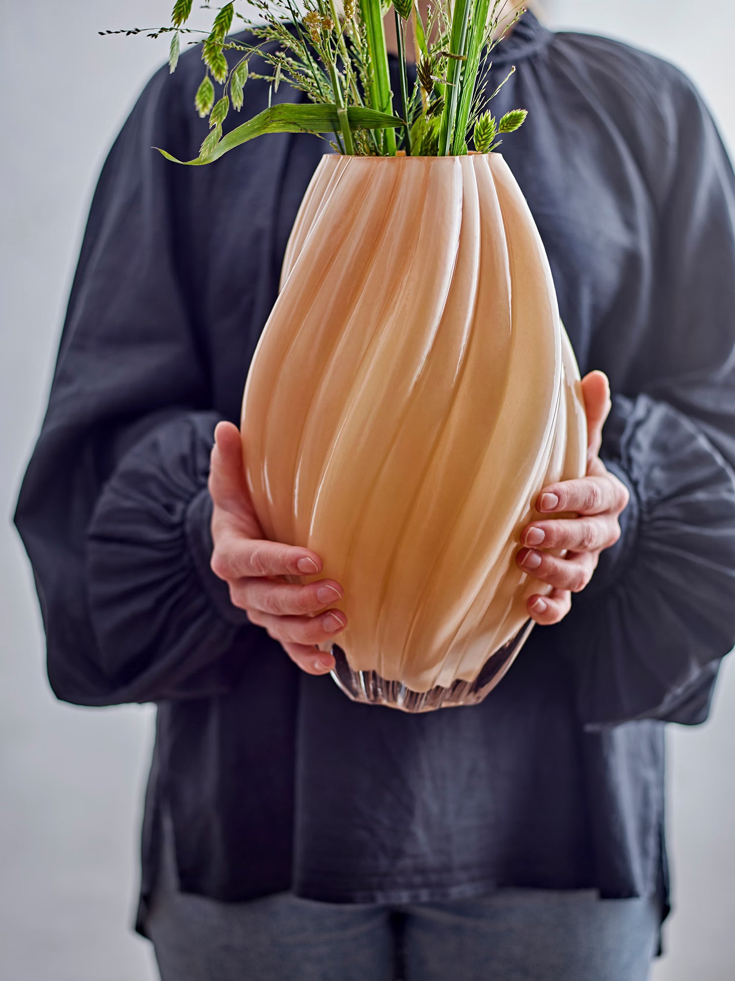 Kanji vaso in vetro soffiato beige con forma twistata H30 cm