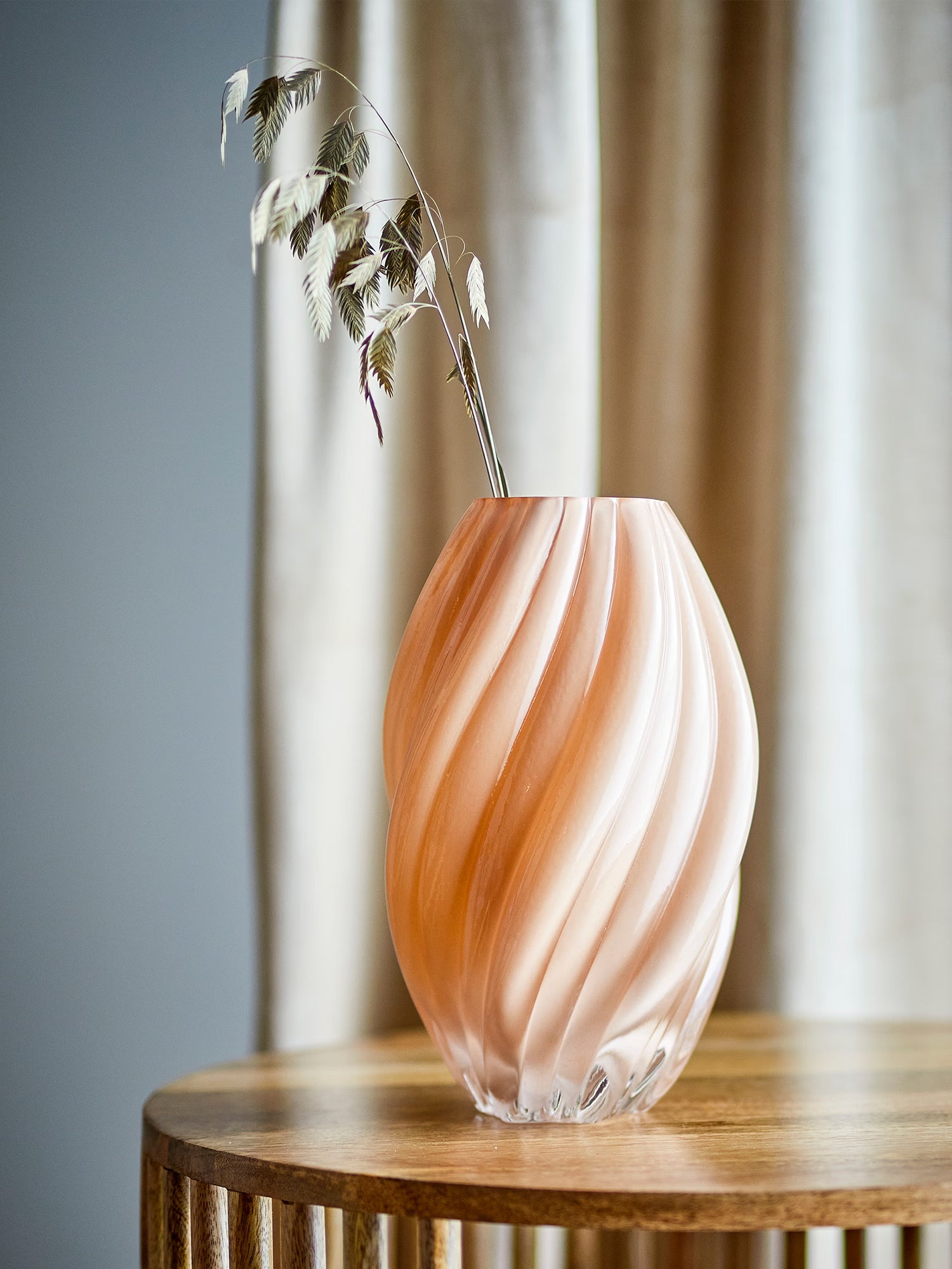 Kanji beige blown glass vase with twisted shape H30 cm