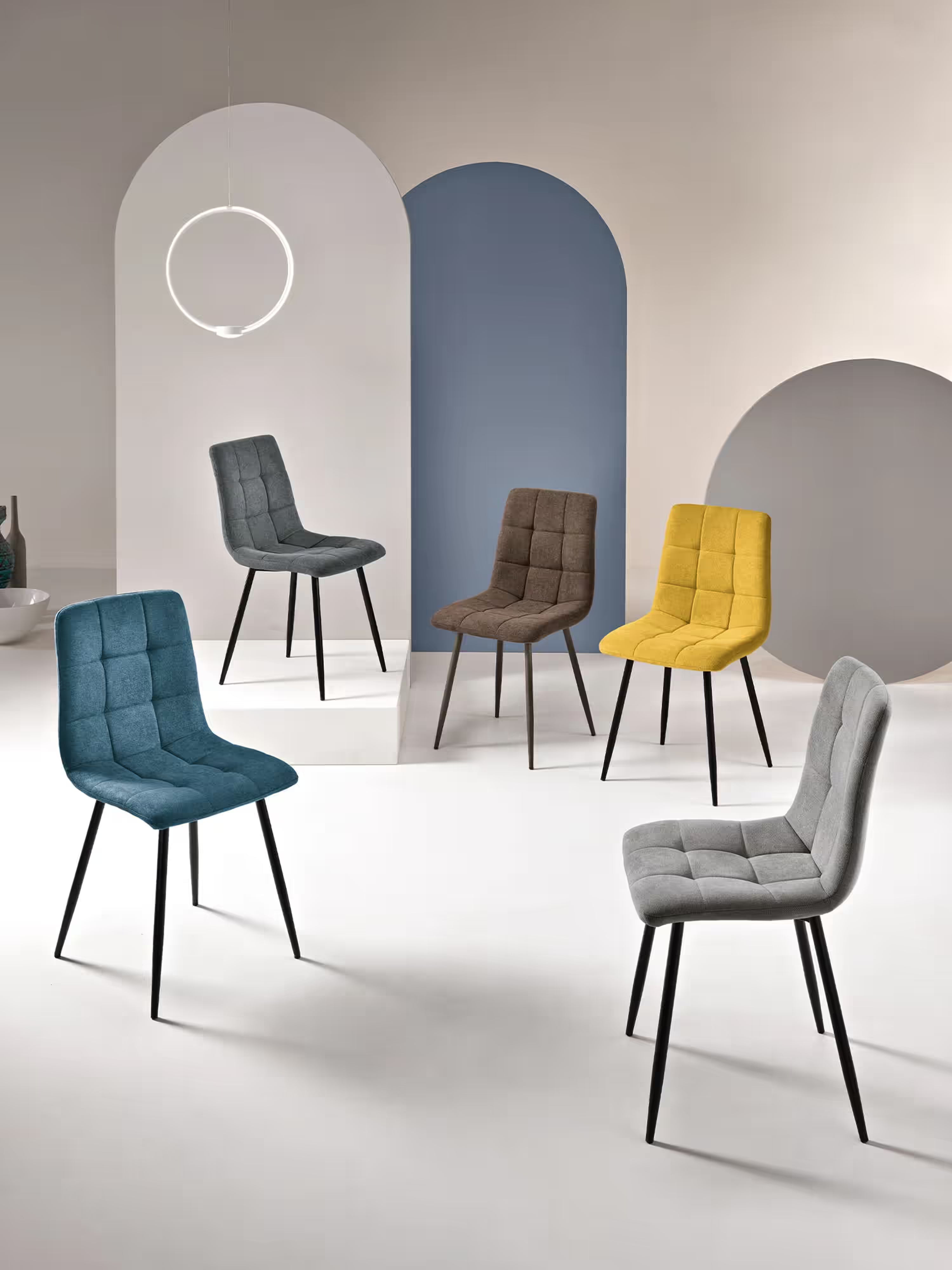 Chaise Katerine en velours côtelé taupe avec pieds en métal laqué blanc