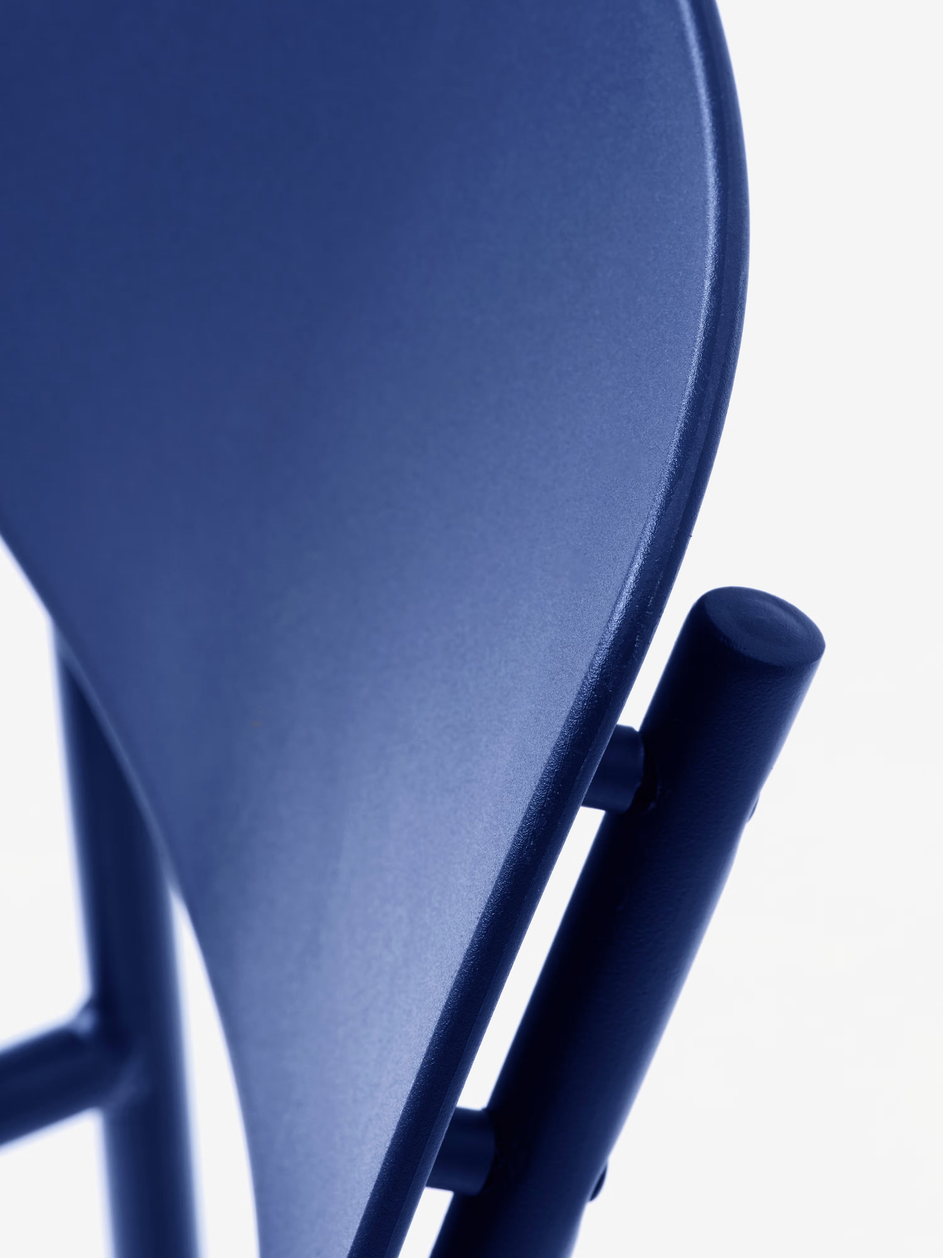 Kirkland Stuhl aus farbigem Polyethylen mit passendem Metallgestell