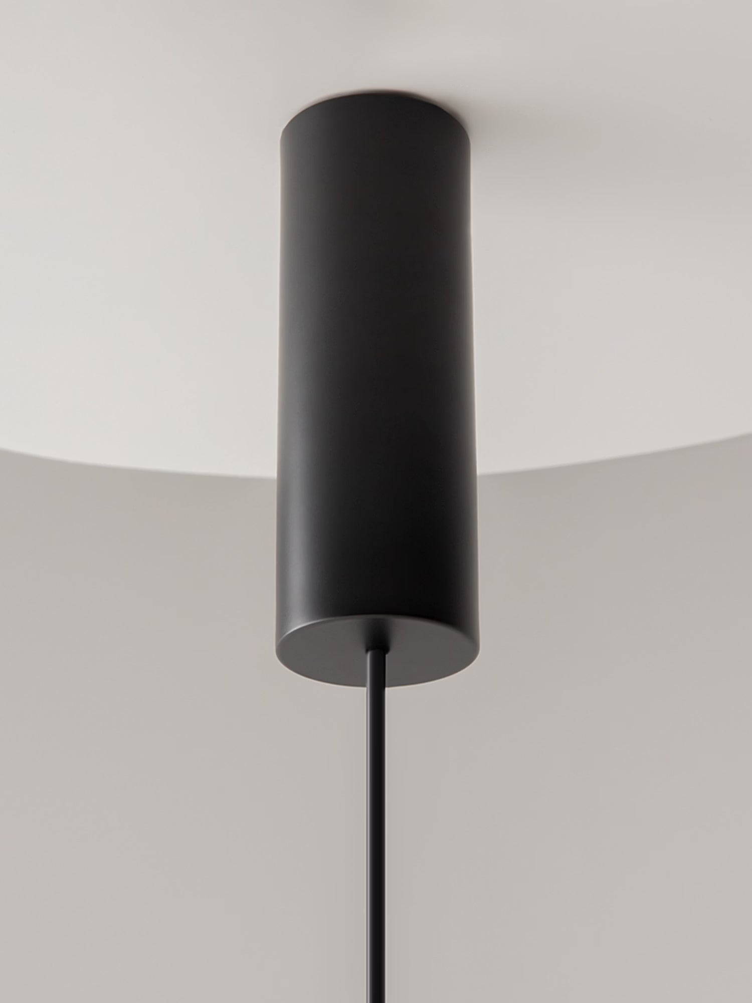 Kyoto Lámpara colgante de diseño en vidrio y metal disponible en tres acabados con LED integrado