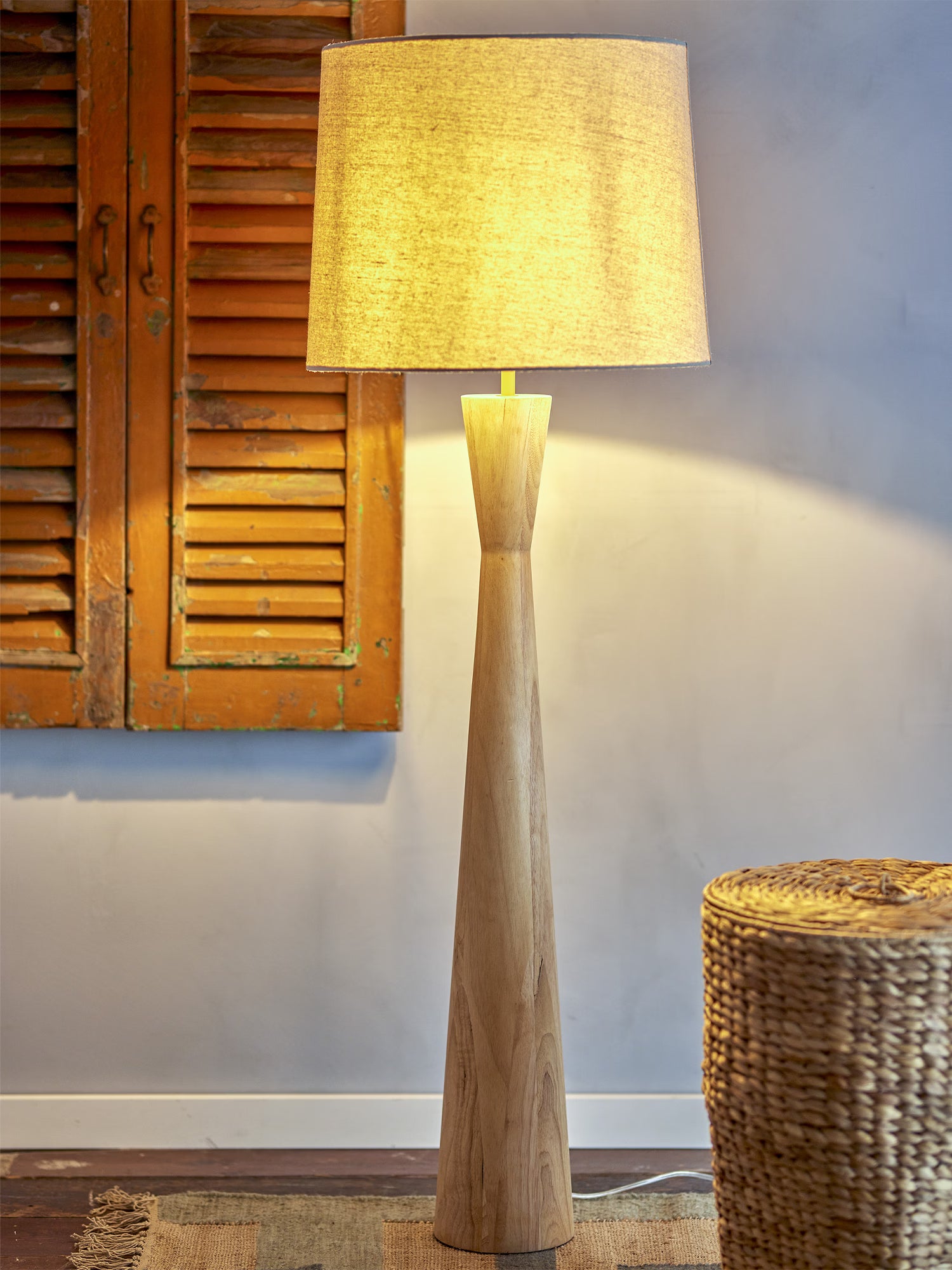 Lampadaire Leonor en bois avec abat-jour en lin – Style cottage