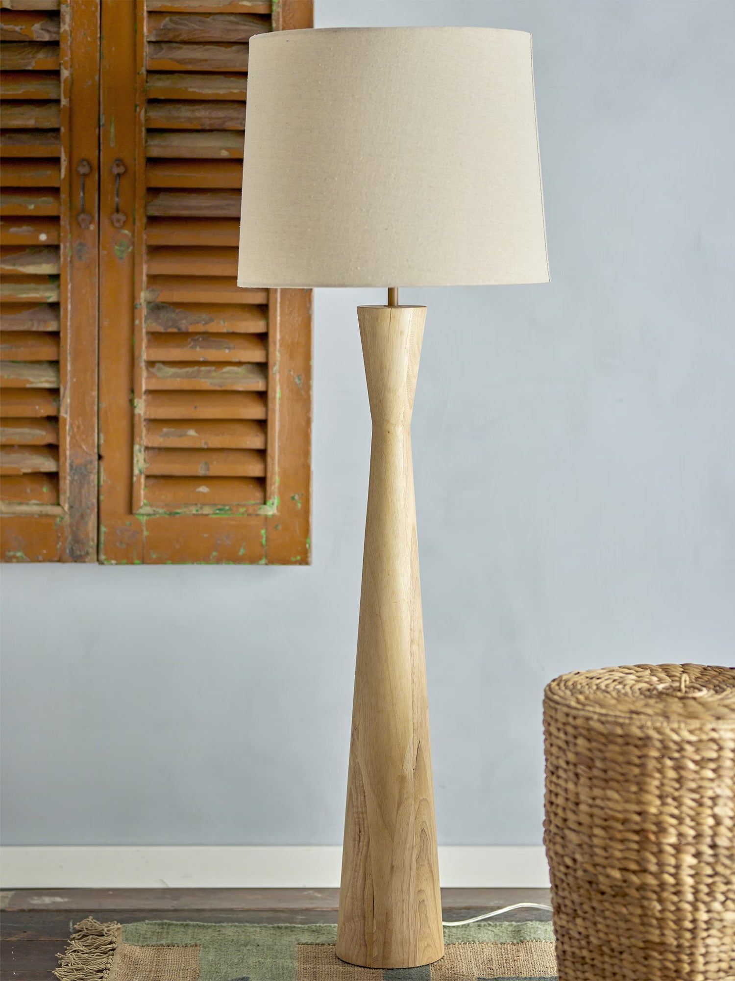 Leonor lámpara de pie de madera y pantalla de lino – Estilo cottage