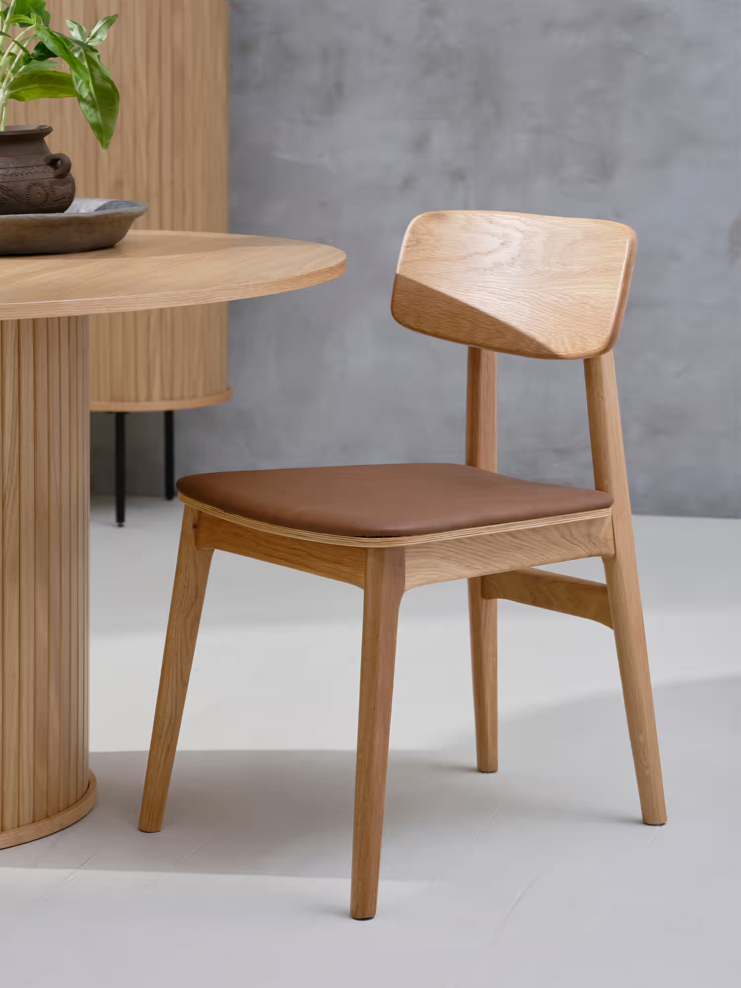LIVO Chaise en chêne massif naturel avec assise rembourrée en cuir synthétique