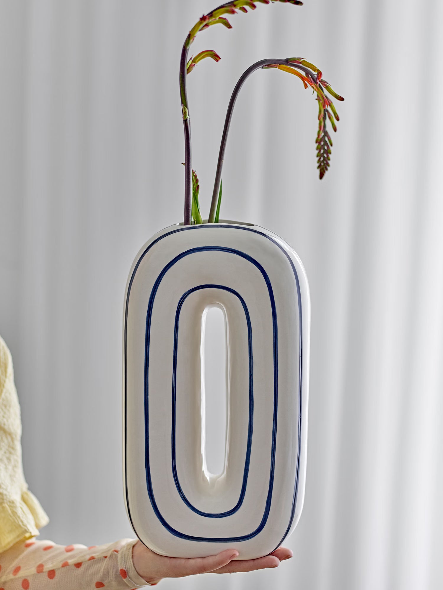 Mae Vase aus blau-weißer Keramik mit skulpturalem Design