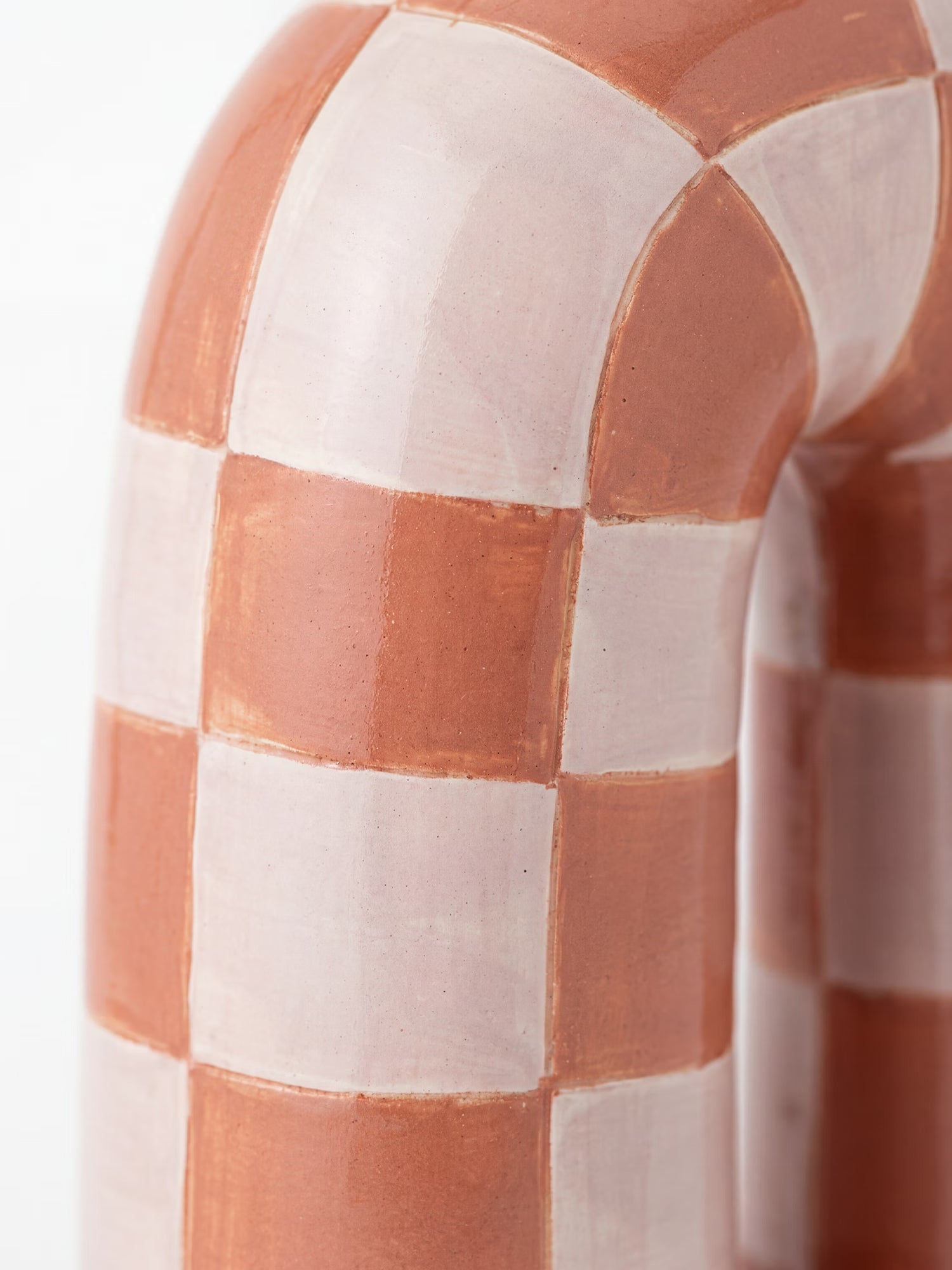 Mae vase en céramique dolomite orange au design sculptural