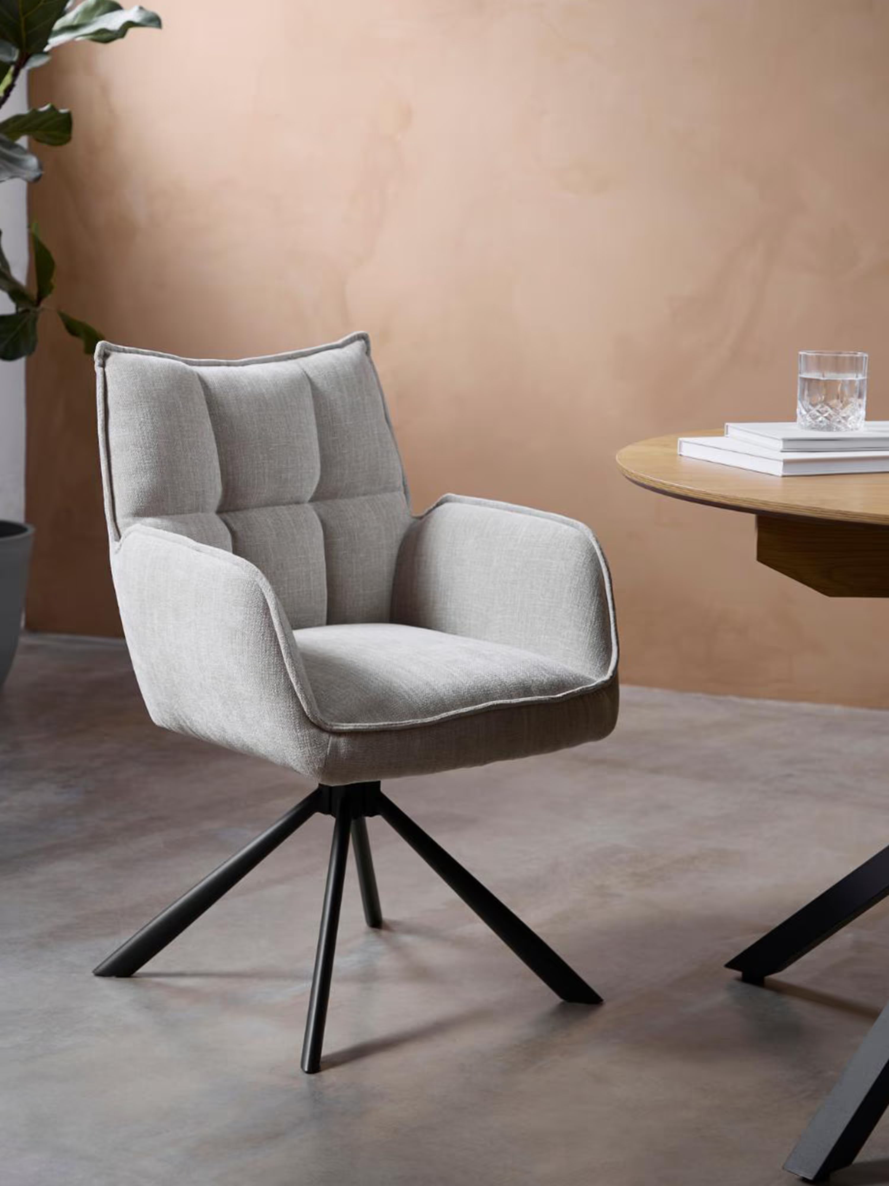 Marilla Chaise pivotante rembourrée en tissu - dossier matelassé et base en métal noir