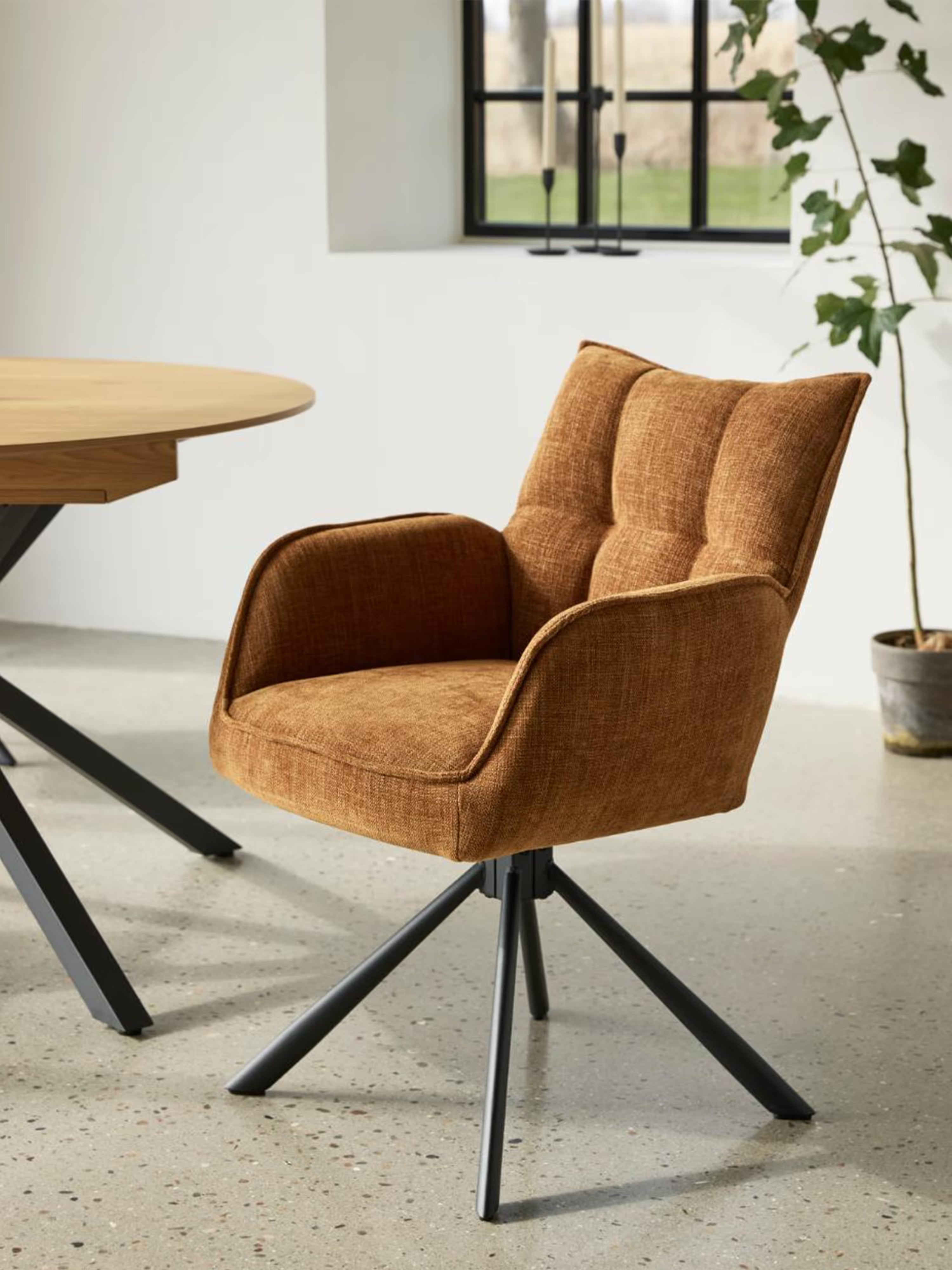 Marilla Chaise pivotante rembourrée en tissu - dossier matelassé et base en métal noir