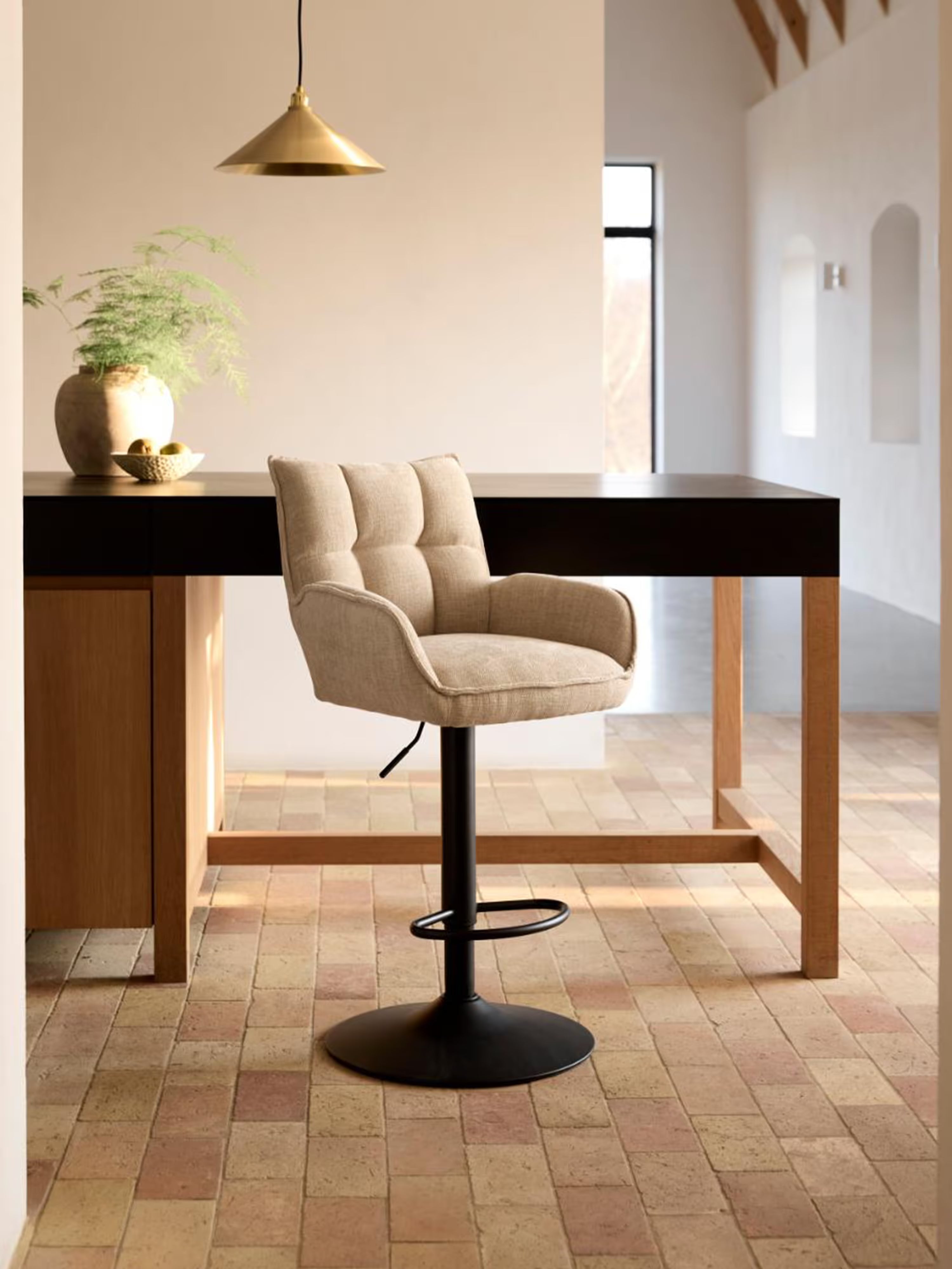 Marilla Tabouret de bar réglable en hauteur et pivotant - tissu certifié et base en métal