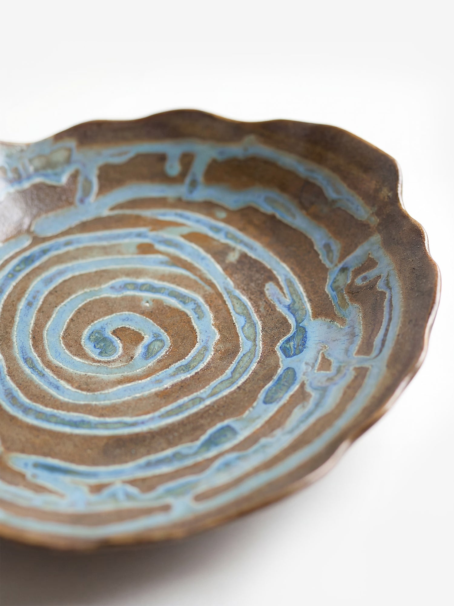 Marjorie decorative tray in blue stoneware with spiral decoration Ø29 cm