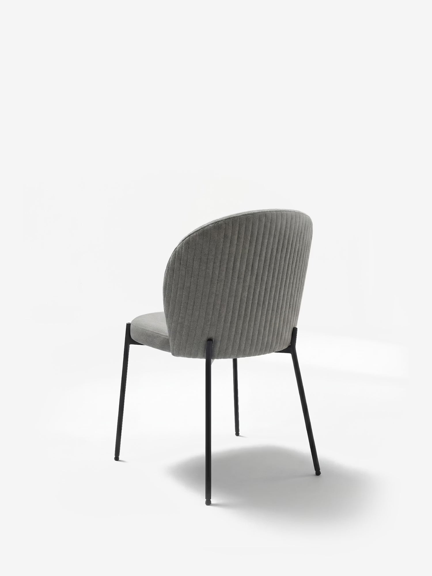 Meggie Chaise rembourrée avec travail canné en tissu et pieds en métal