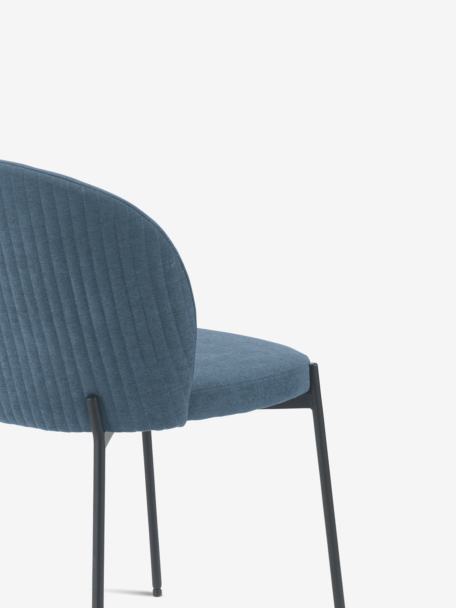 Meggie Chaise rembourrée avec travail canné en tissu et pieds en métal