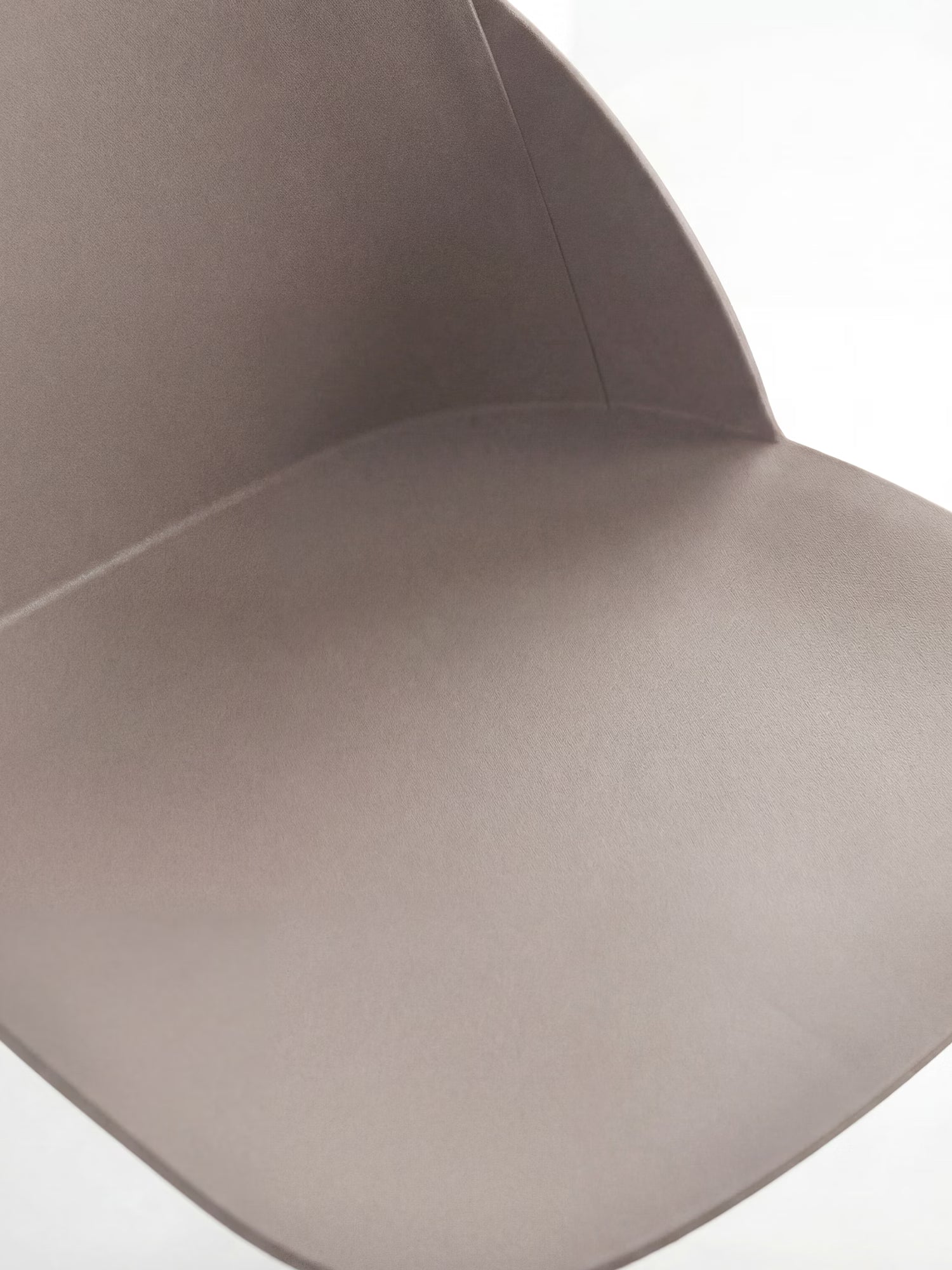 Mila Silla de polipropileno con estructura de metal de diseño esencial