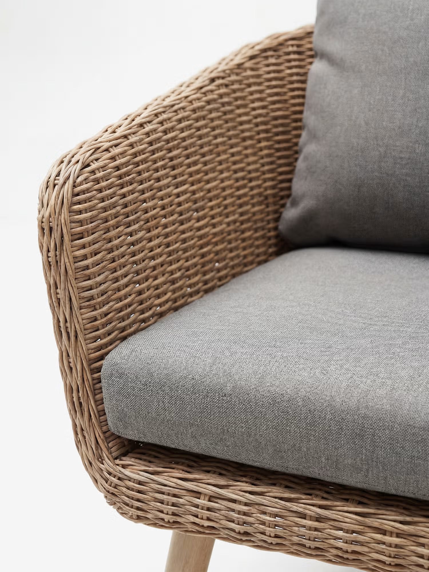 Leya Set con divano angolare da esterno in polyrattan naturale con tavolino in vetro e acacia