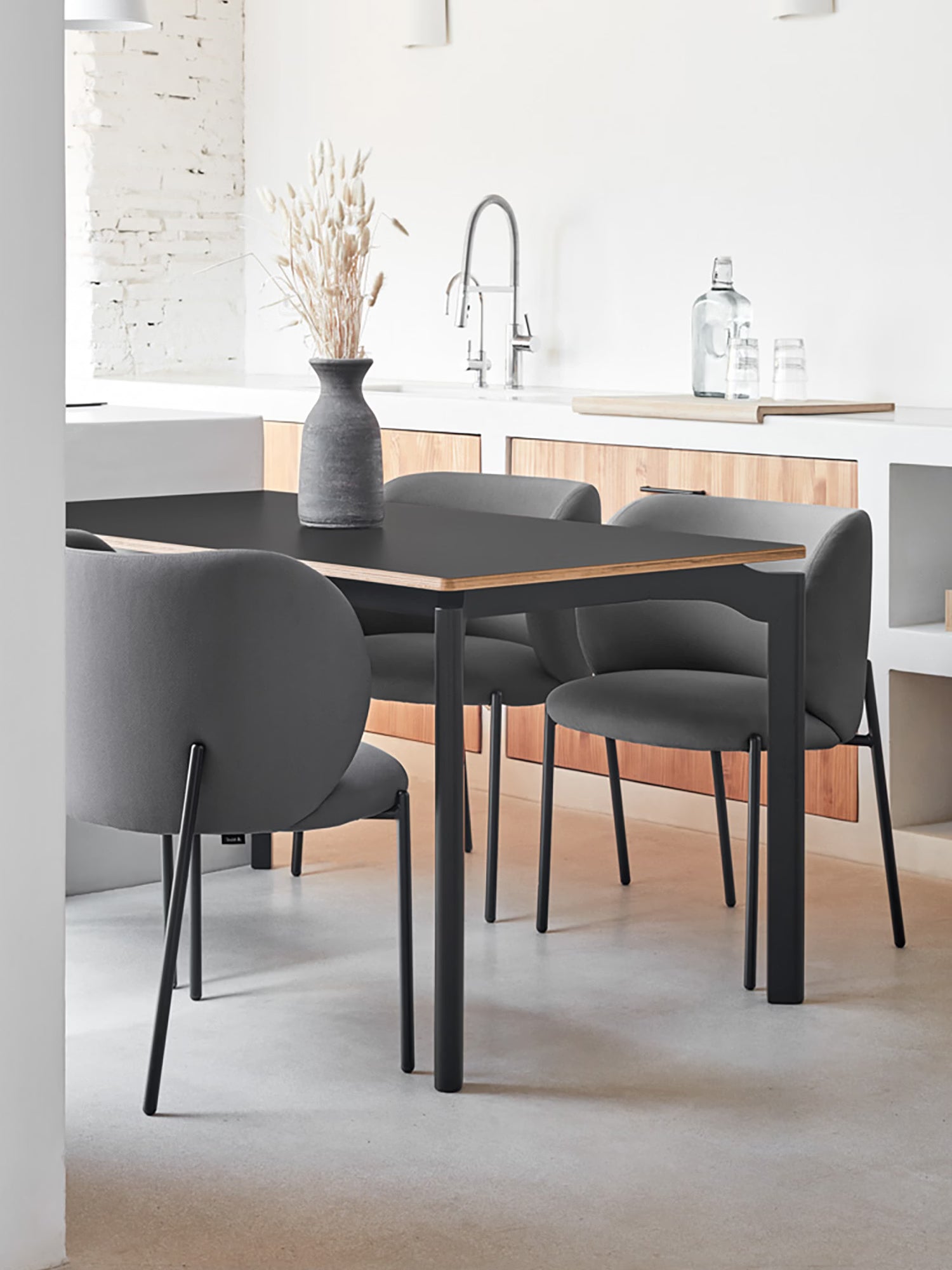 Mogi Chaise rembourrée en tissu recyclé certifié Oeko-tex® avec pieds en métal noir