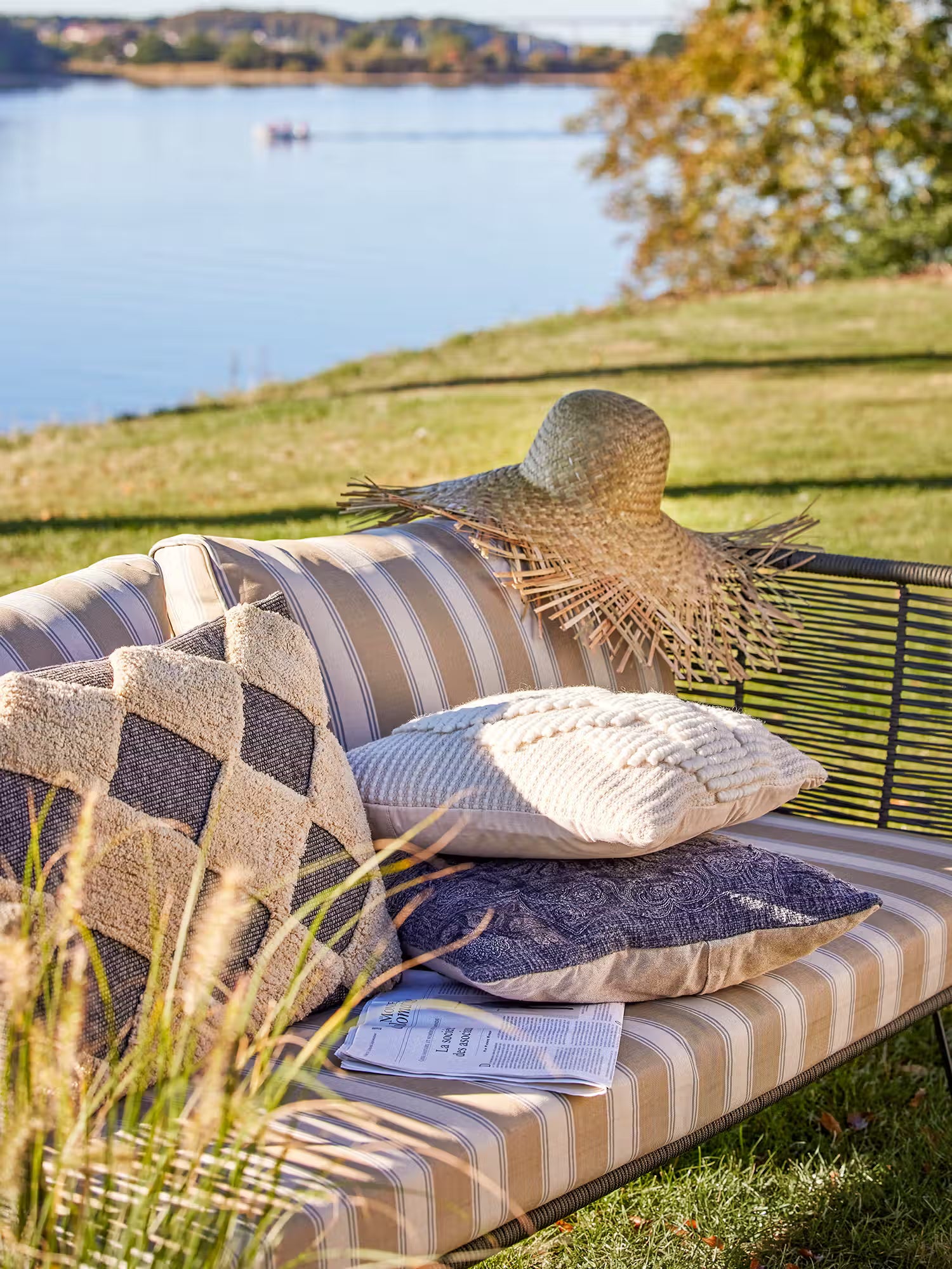 Mundo Outdoor sofa in metal and green woven rope - striped fabric in Mediterranean style