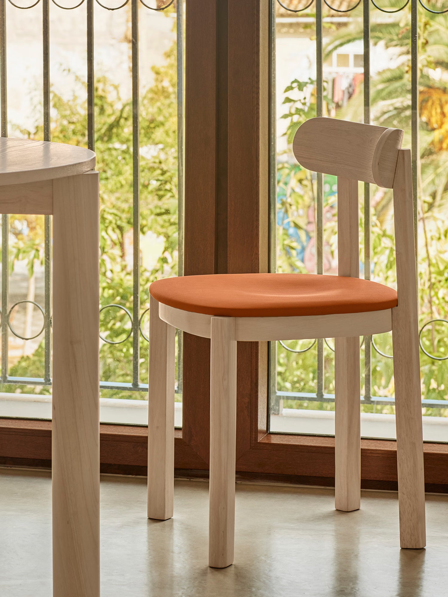 Nara Chaise en frêne et bois massif avec assise rembourrée en cuir vegan