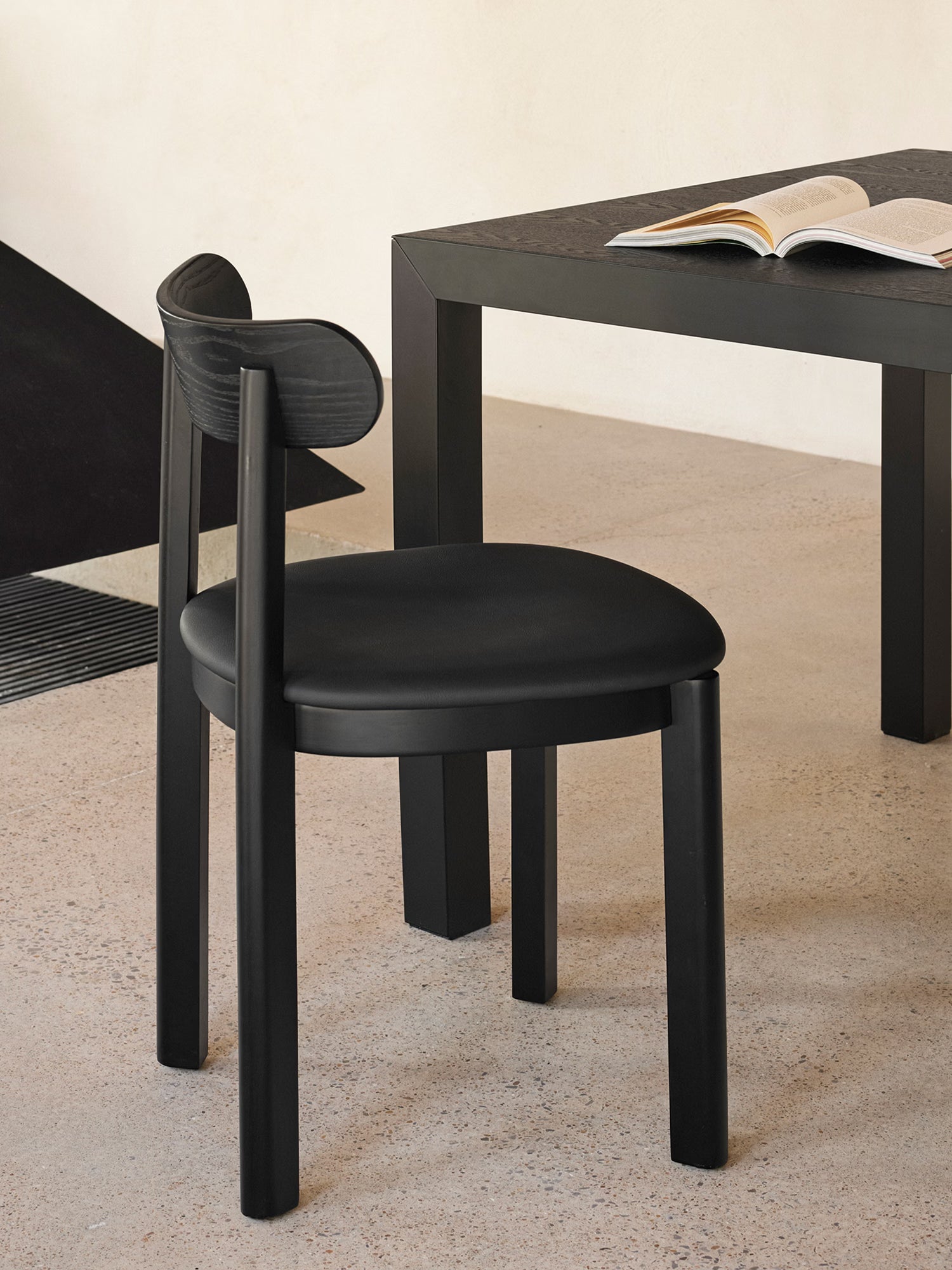 Nara Chaise en frêne et bois massif avec assise rembourrée en cuir vegan