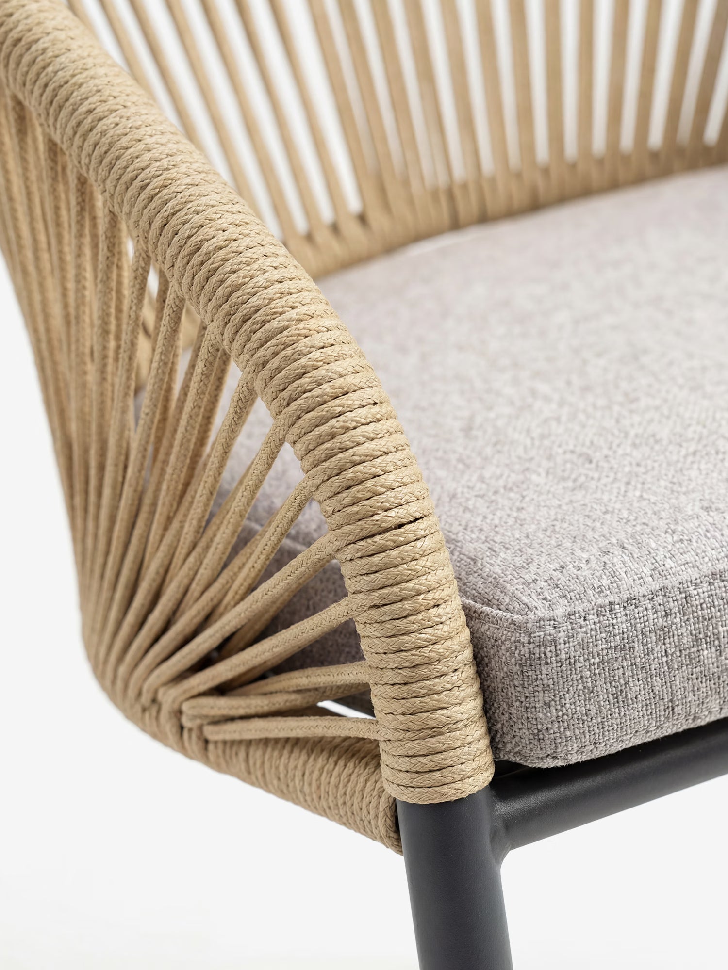 Novella Silla de exterior de aluminio beige con cojín acolchado color arena